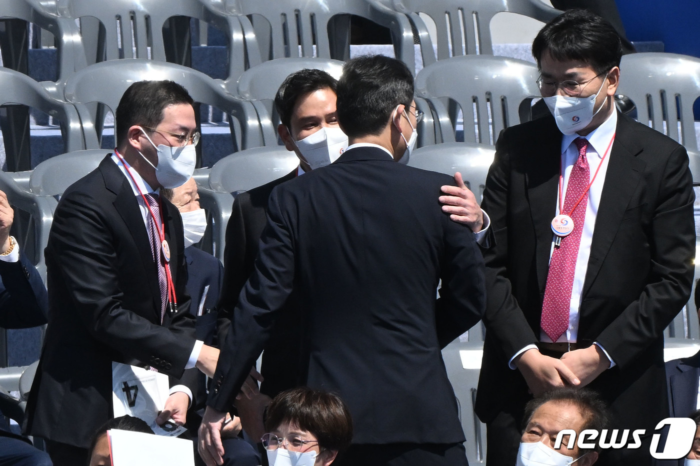 (서울=뉴스1) 국회사진취재단 = 정용진 신세계그룹 부회장과 이재용 삼성전자 부회장이 10일 오전 서울 여의도 국회에서 열린 윤석열 제20대 대통령의 취임식에서 인사하고 있다. 2 …