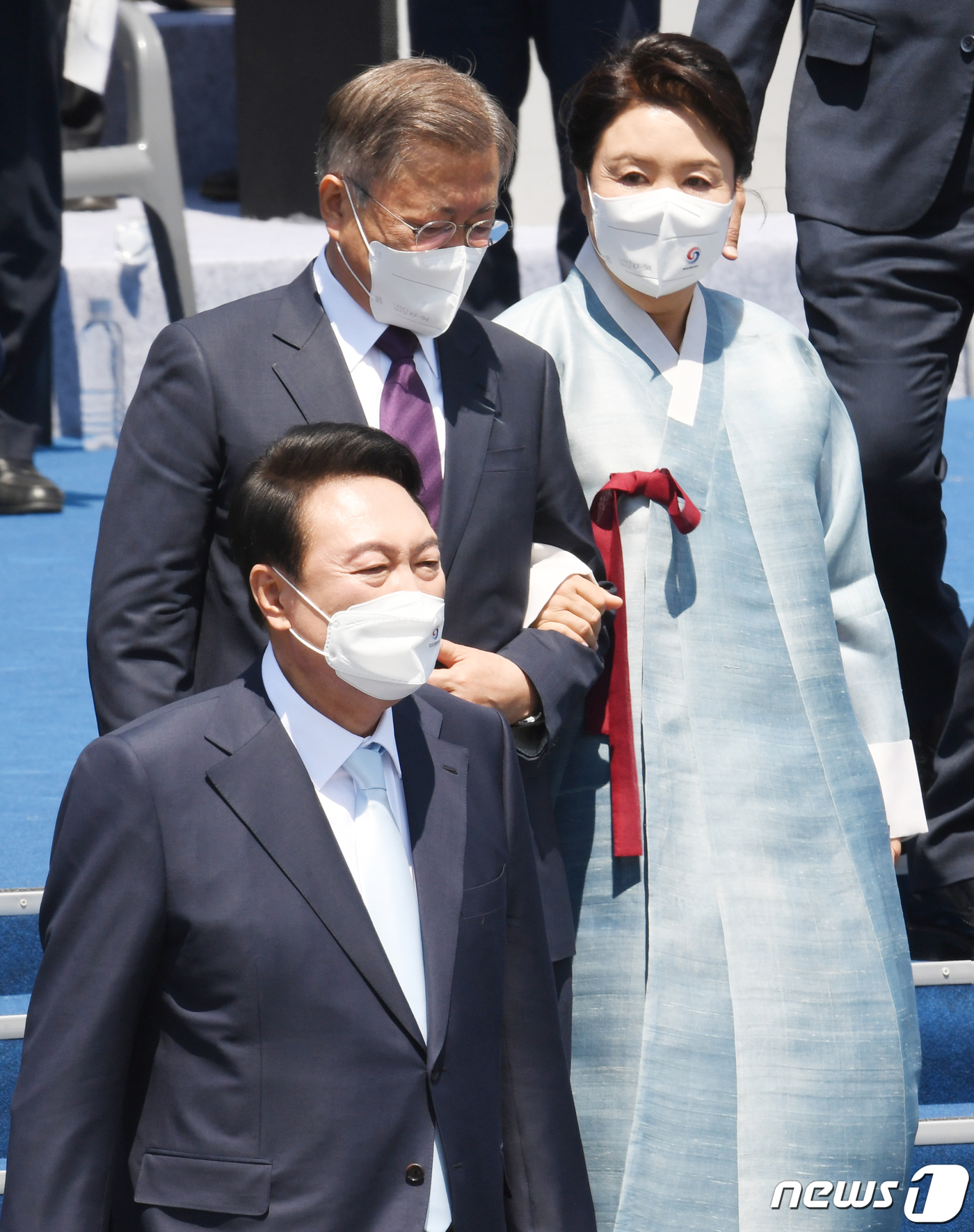 (서울=뉴스1) 국회사진취재단 = 윤석열 대통령이 10일 서울 여의도 국회의사당 앞 잔디마당에서 열린 제20대 대통령 취임식에서 문재인 전 대통령을 배응하고 있다. 2022.5.1 …