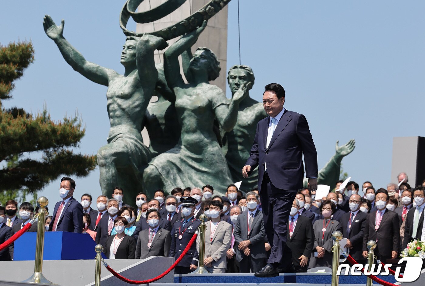 본문 이미지 - 윤석열 전 대통령이 10일 서울 여의도 국회 앞마당에서 열린 취임식에서 취임사를 위해 단상으로 향하고 있다. &#40;대통령실사진기자단&#41; 2022.5.10/뉴스1 ⓒ News1 안은나 기자