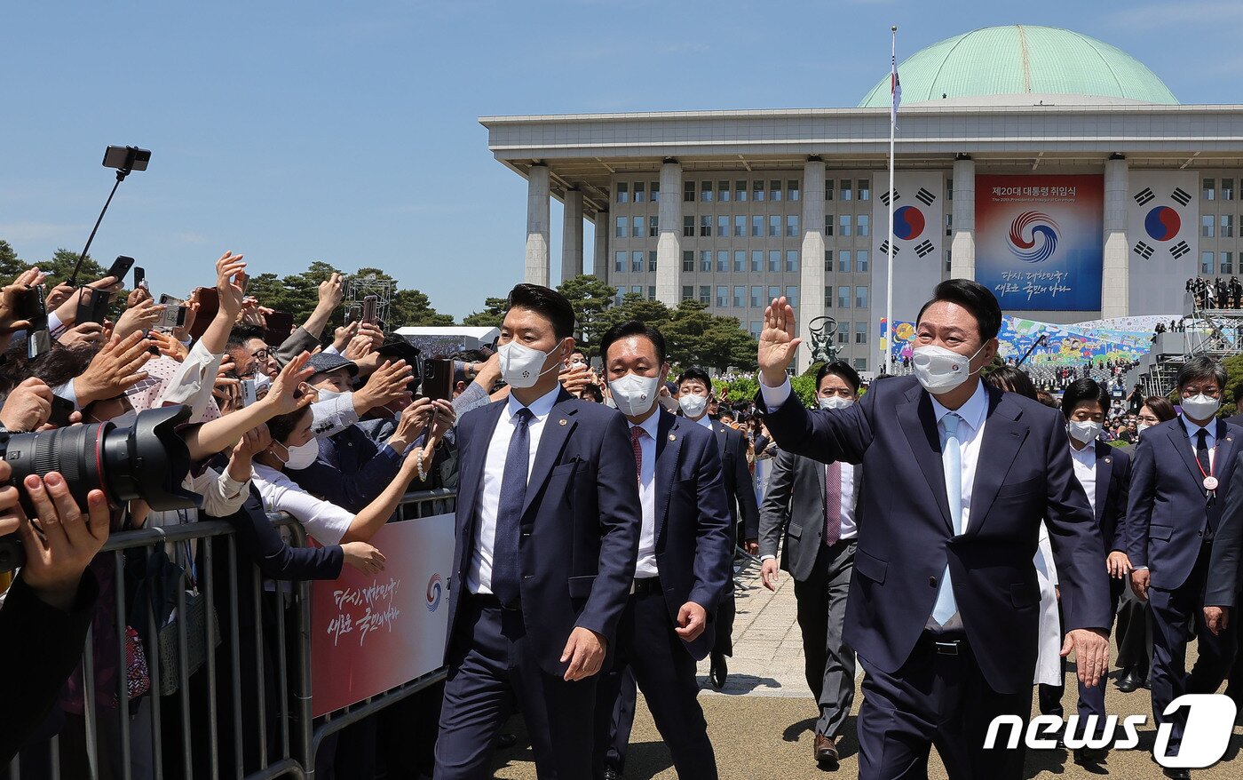 본문 이미지 - 윤석열 전 대통령이 서울 여의도 국회 앞마당에서 열린 제20대 대통령 취임식을 마친 후 시민들에게 인사하고 있다. (대통령실 제공) 2022.5.10/뉴스1 ⓒ News1 오대일 기자