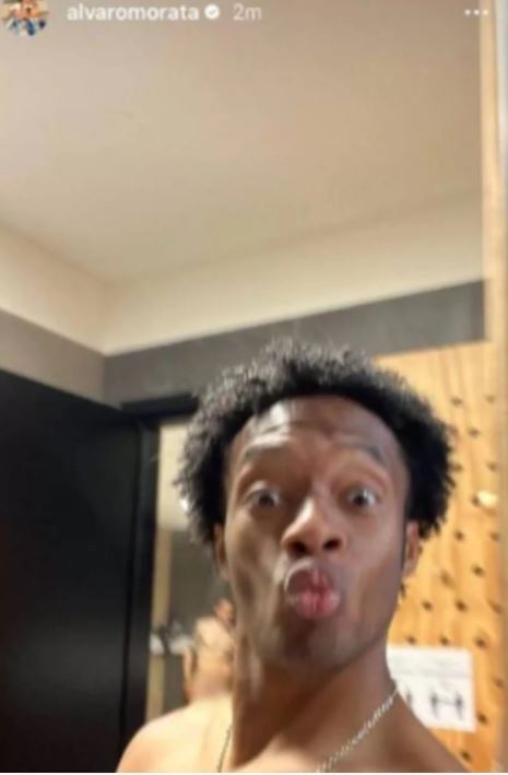 본문 이미지 - 모라타 SNS에 게재된 콰드라도 사진에 동료 보누치의 알몸이 노출되는 사고가 벌어졌다 (마르카 캡처) ⓒ 뉴스1