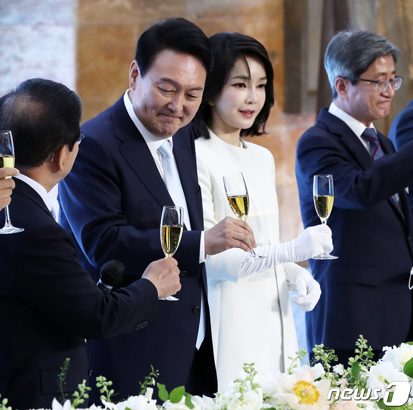 본문 이미지 - 윤석열 대통령과 부인 김건희 여사가 10일 국회 로텐더홀에서 열린 제20대 대통령 취임 경축 연회에서 내빈들과 건배하고 있다. 2022.5.10/뉴스1 ⓒ News1 오대일 기자