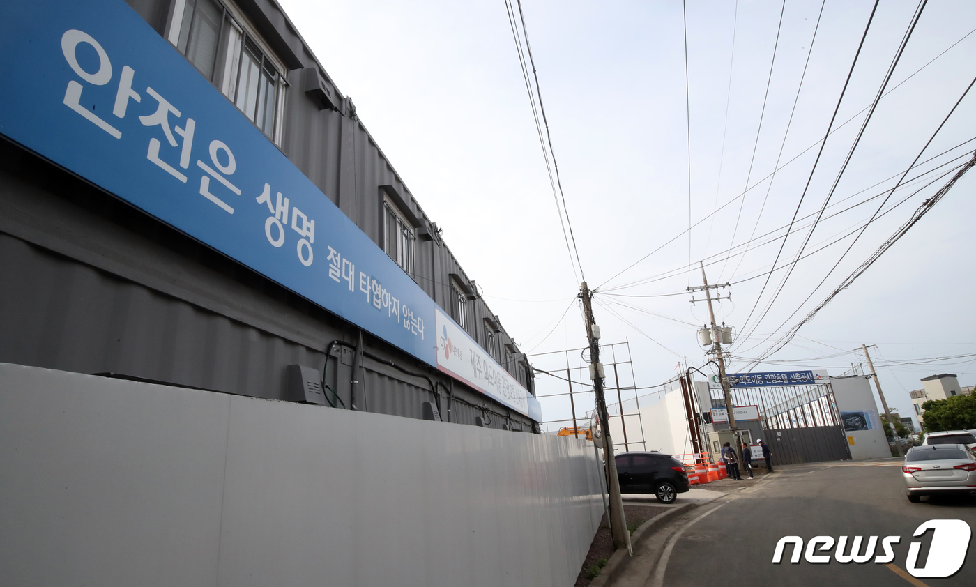 (제주=뉴스1) 오현지 기자 = 10일 오전 11시2분쯤 제주시 외도이동의 관광호텔 신축 공사장에서 작업 중이던 60대 근로자가 이동식 방음벽에 깔려 숨졌다.이날 오후 작업 중지 …