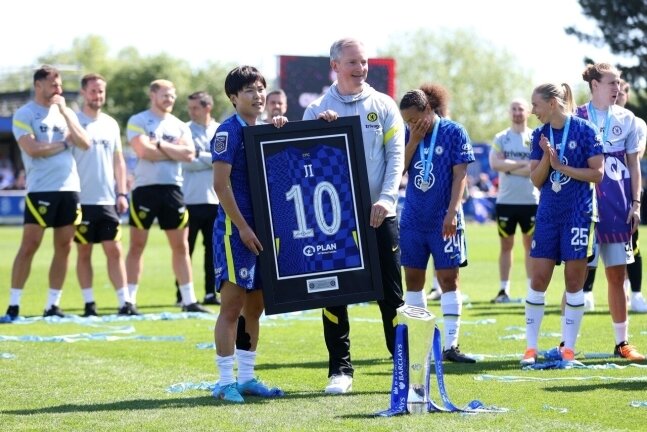 본문 이미지 - 첼시 구단으로부터 선물을 받은 지소연(지소연 SNS)ⓒ 뉴스1