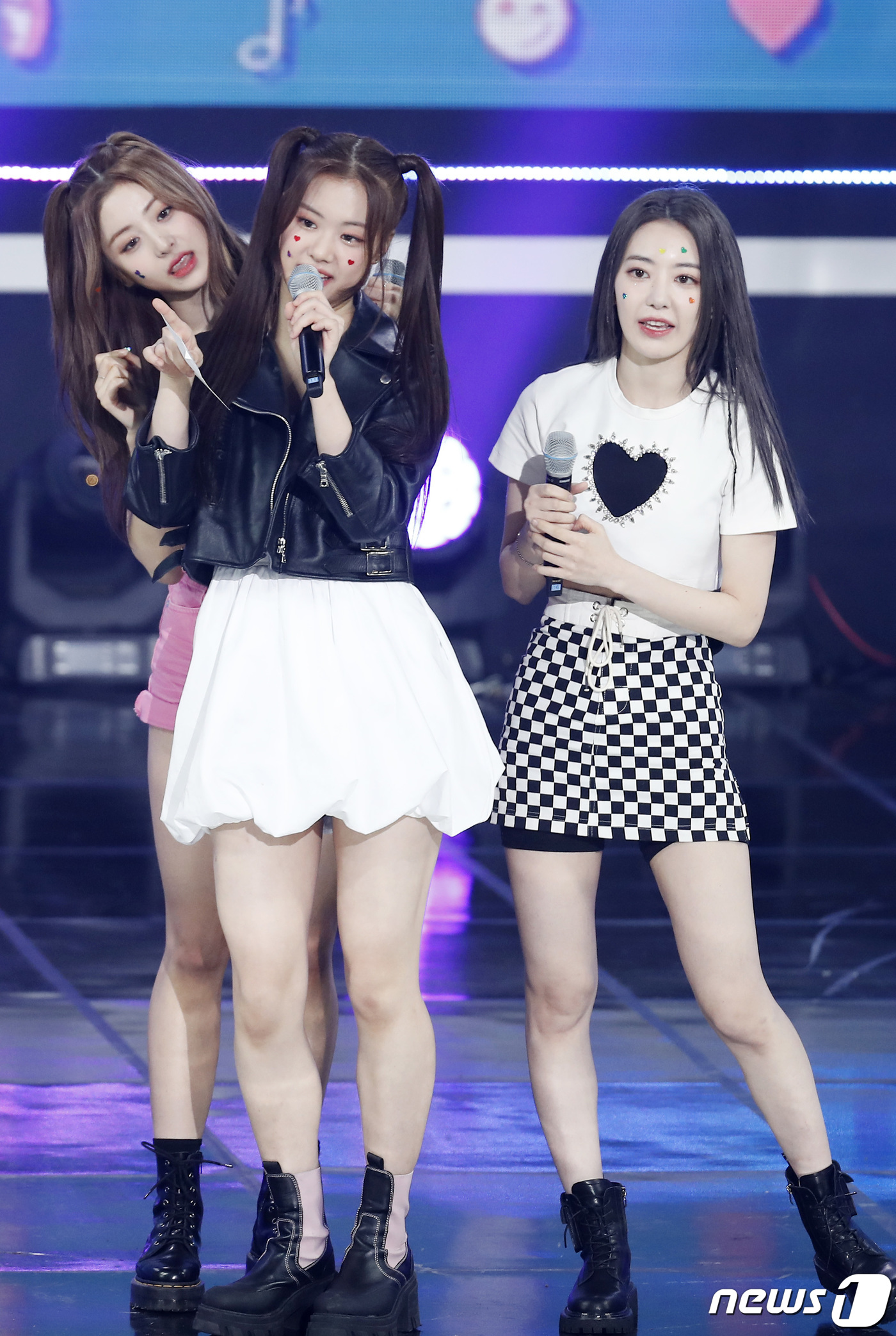 (서울=뉴스1) 권현진 기자 = 르세라핌 허윤진(왼쪽부터), 김가람, 사쿠라가 10일 오후 서울 마포구 SBS프리즘타워에서 열린 SBS MTV '더쇼'에 출연해 1위를 차지한 뒤 …