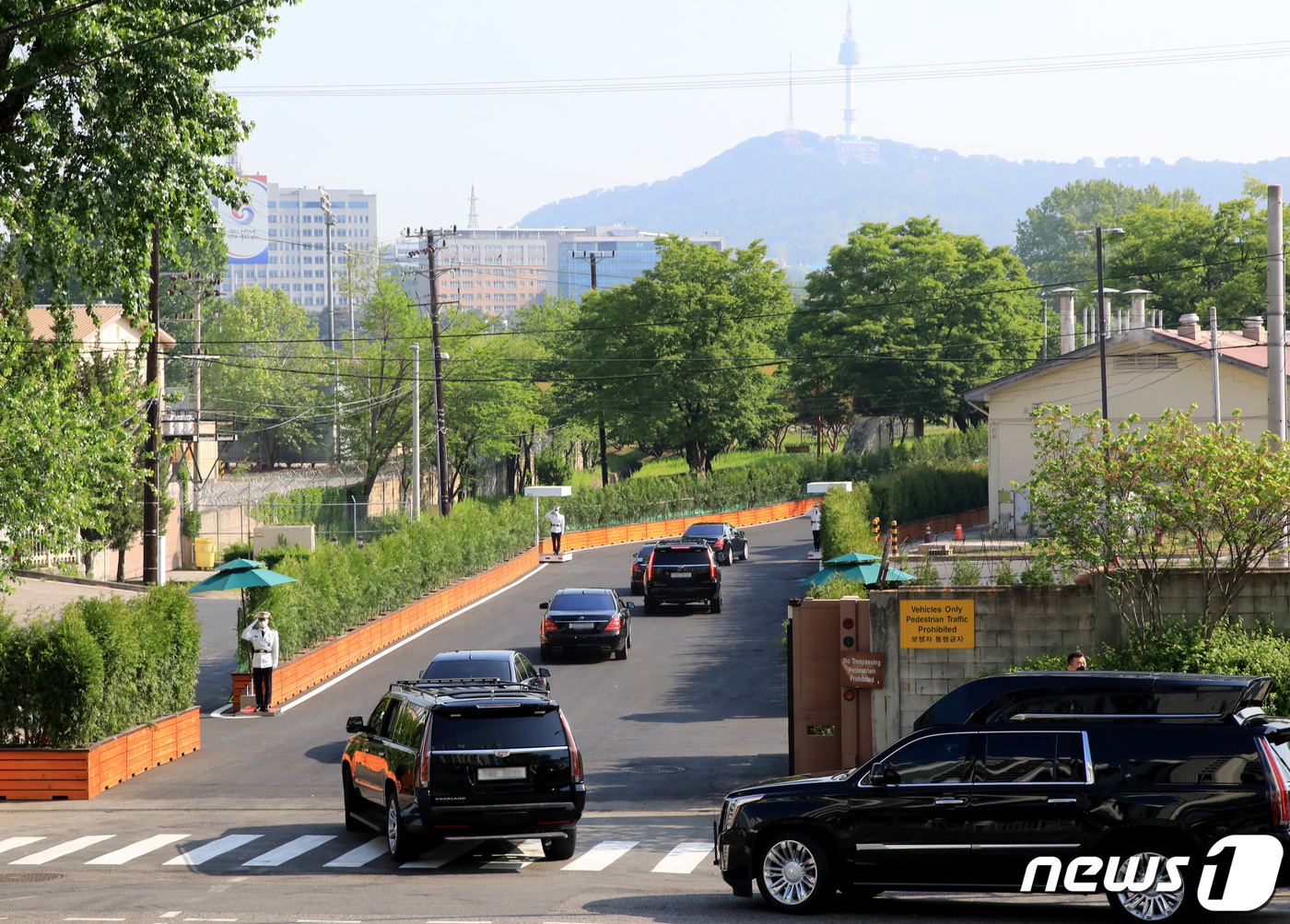 (서울=뉴스1) 구윤성 기자 = 윤석열 대통령이 탑승한 차량 행렬이 11일 오전 서울 용산 미군기지 13번 게이트(이촌 게이트)를 통과해 대통령 집무실로 향하고 있다. 2022.5 …