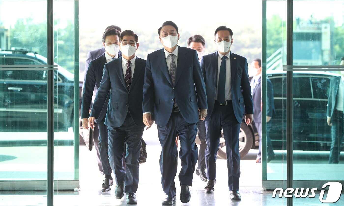 본문 이미지 - 윤석열 대통령이 11일 오전 서울 서초동 자택에서 용산 대통령실로 출근하고 있다. 2022.5.11/뉴스1 ⓒ News1 안은나 기자