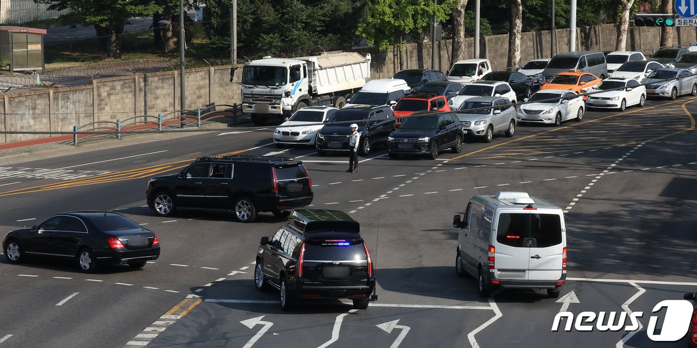 본문 이미지 - 윤석열 대통령이 탑승한 차량과 경호 행렬이 11일 오전 서울 용산구 녹사평대로를 지나 용산 대통령 집무실로 향하고 있다. 2022.5.11/뉴스1 ⓒ News1 조태형 기자