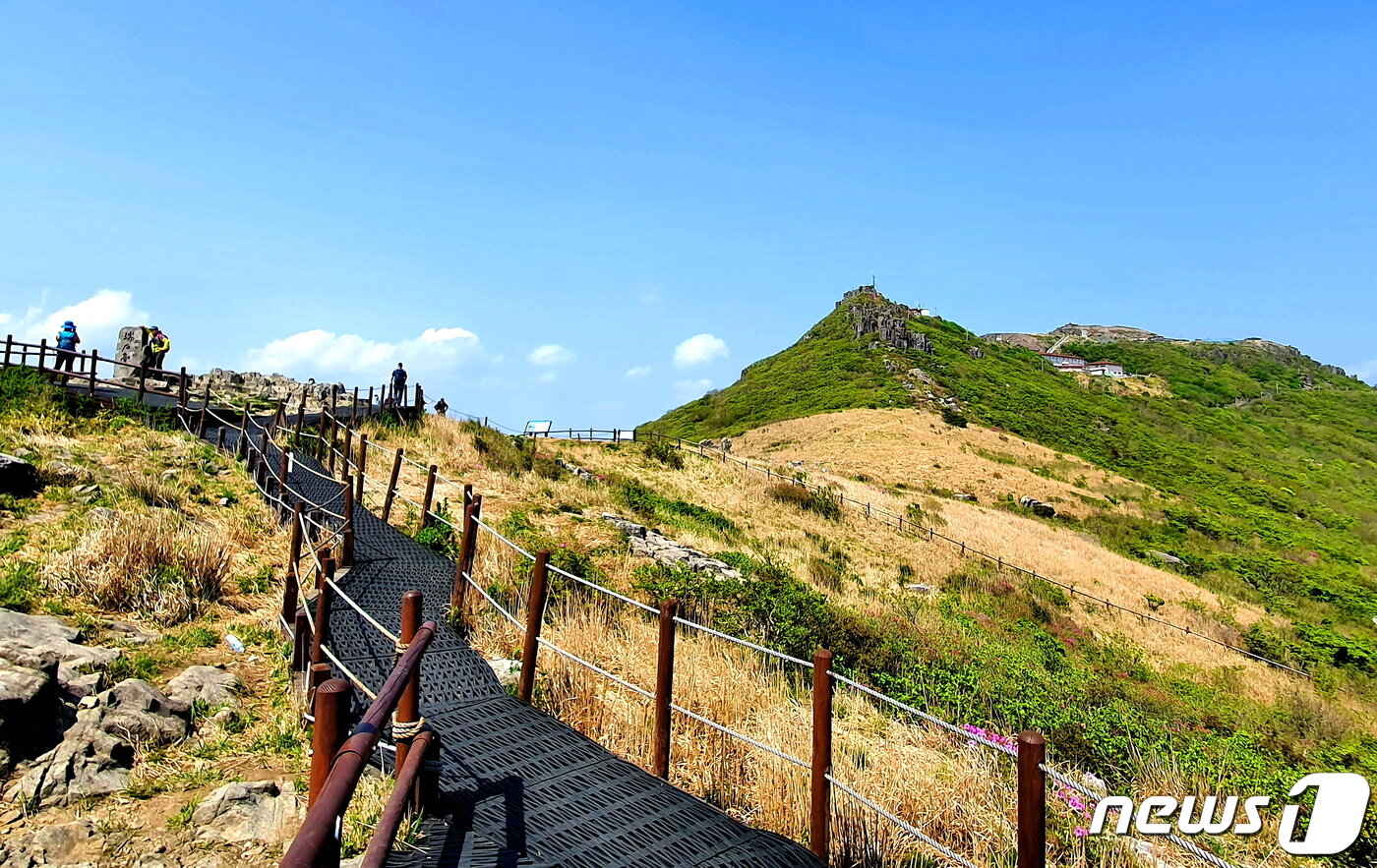 본문 이미지 - 서석대 정상과 천왕봉. 오른쪽 끝 천왕봉의 공식 높이는 1,187m이지만, 정상의 바위가 깎여나가 현재의 높이는 1,183m다. 언젠가는 본래의 모습으로 복원하고 4m의 돌을 세워야 한다 ⓒ 뉴스1
