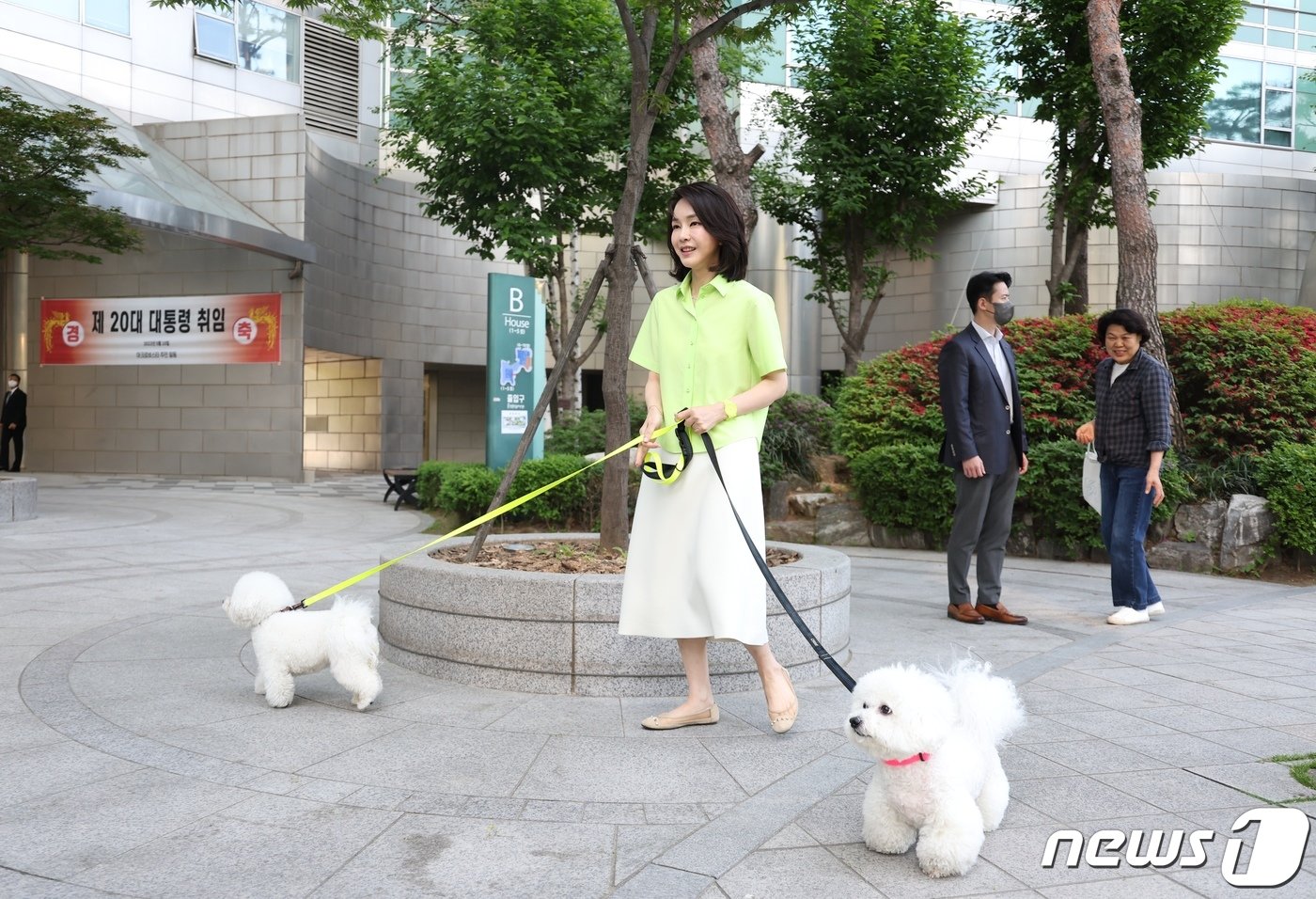 본문 이미지 - 윤석열 대통령의 부인 김건희 여사가 11일 오전 서울 서초구 자택에서 반려견과 함께 윤 대통령의 출근을 배웅하고 있다. (대통령실 제공) 2022.5.11/뉴스1 ⓒ News1 오대일 기자