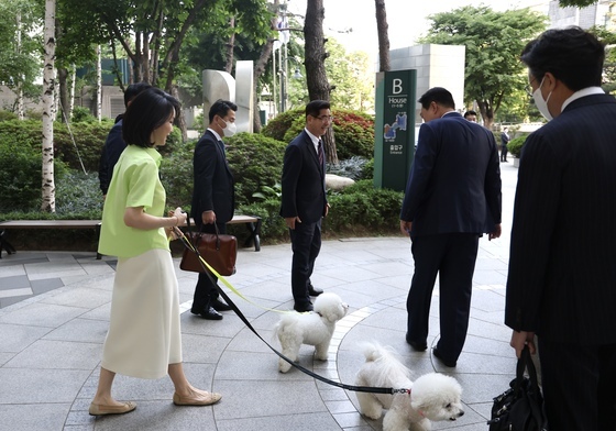 윤건영 "김건희, 반려견 안고 경호처 소집…비서실장, 반려견 케어설도"