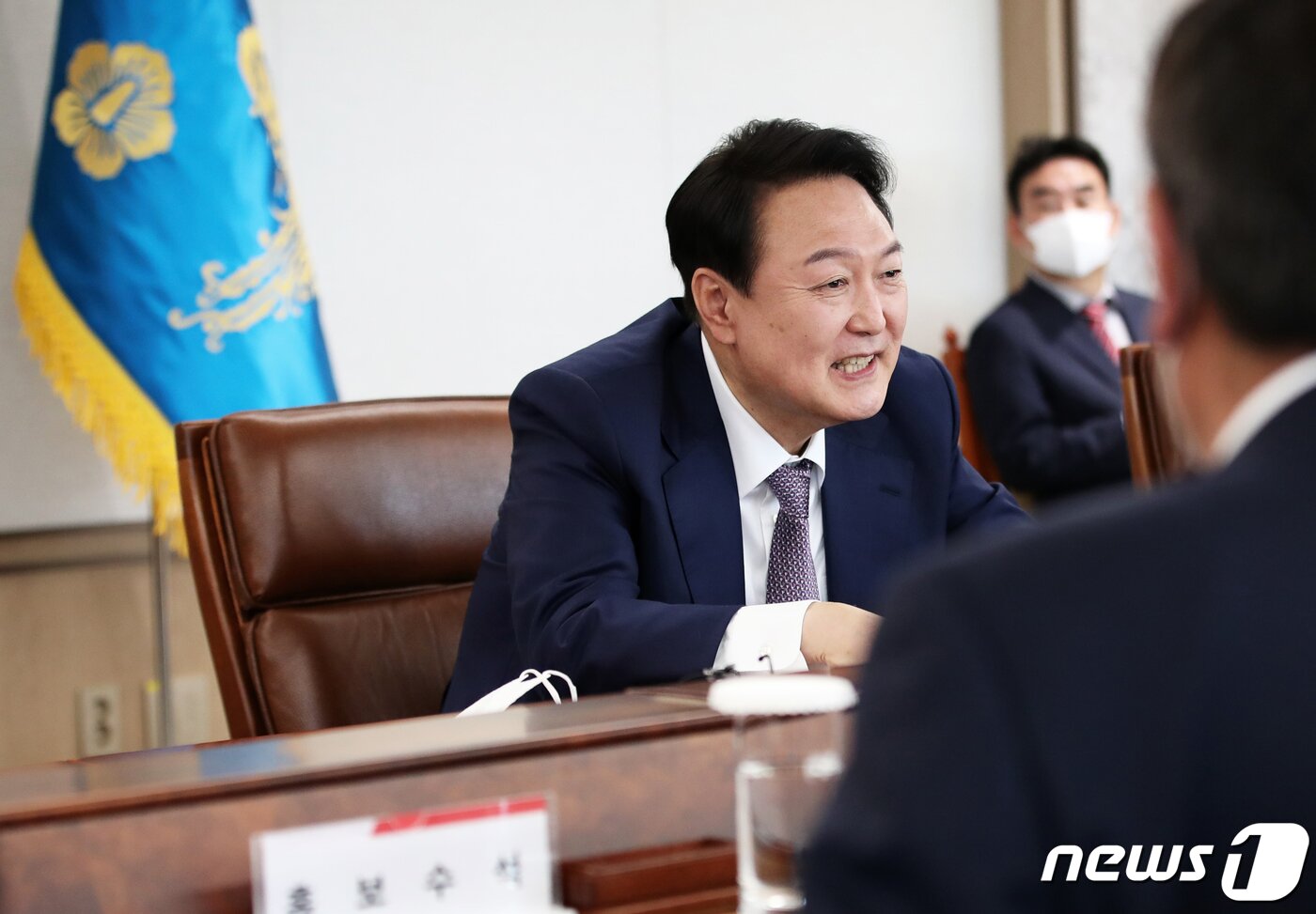 본문 이미지 - 윤석열 대통령이 취임 이틀째인 11일 용산 대통령실에서 열린 수석비서관회의에서 참모들과 대화하며 웃음 짓고 있다. 2022.5.11/뉴스1 ⓒ News1 오대일 기자