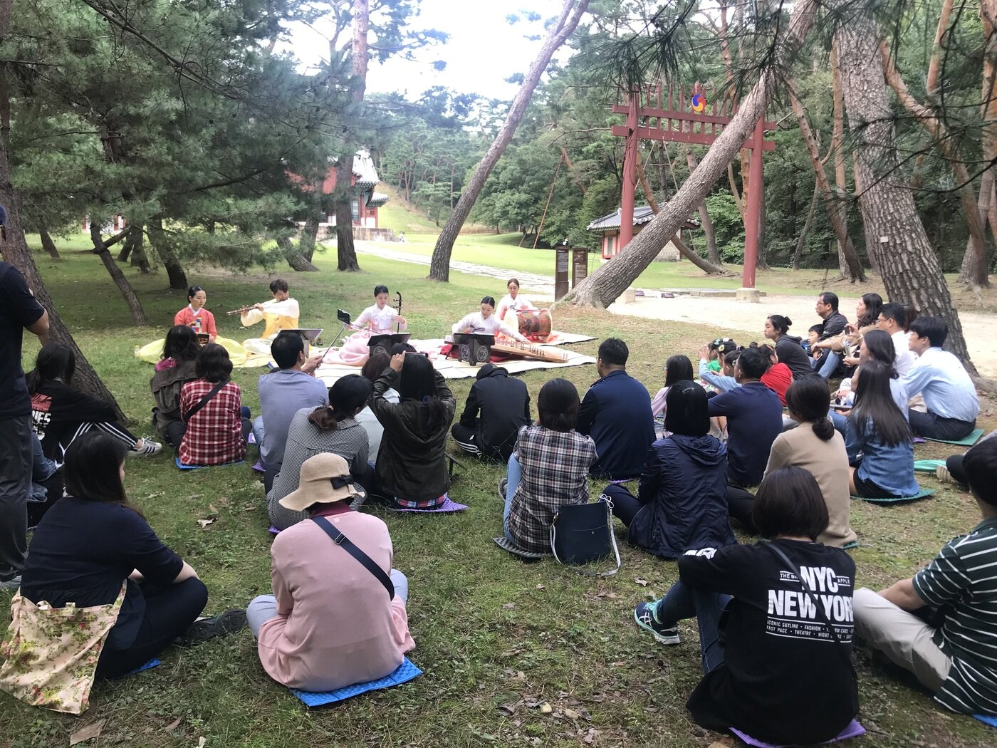 본문 이미지 - 고양 서오릉 산책길에서 열린 음악회. 문화재청 제공