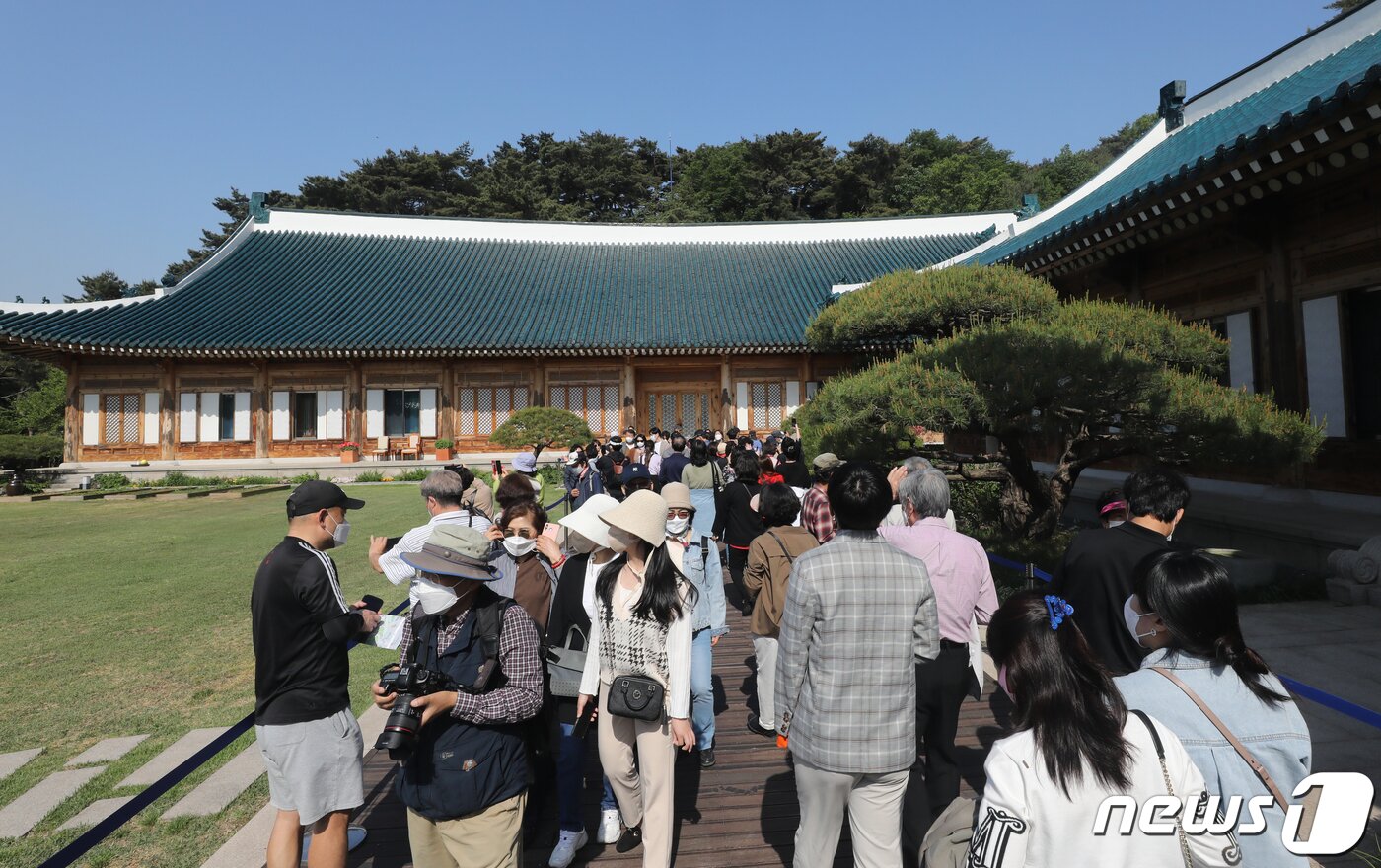 본문 이미지 - 11일 서울 종로구 청와대에서 열린 '청와대 국민개방 기념행사'에서 시민들이 대통령 관저를 살펴보고 있다. 2022.5.11/뉴스1 ⓒ News1 송원영 기자