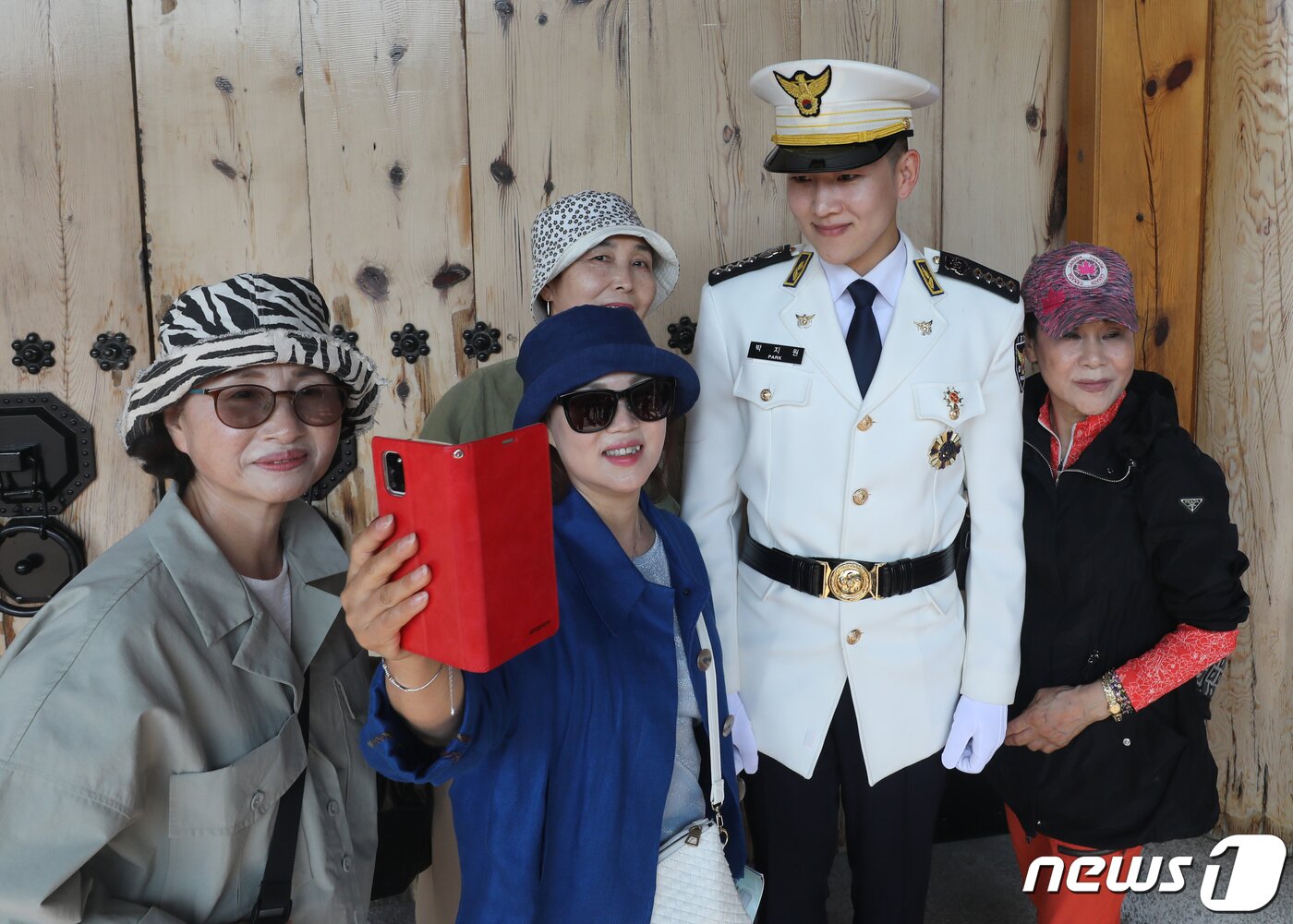 본문 이미지 - 11일 서울 종로구 청와대에서 열린 '청와대 국민개방 기념행사'에서 시민들이 대통령 관저 앞에서 청와대 경비를 담당한 101 경비단 대원과 기념촬영을 하고 있다. 2022.5.11/뉴스1 ⓒ News1 송원영 기자