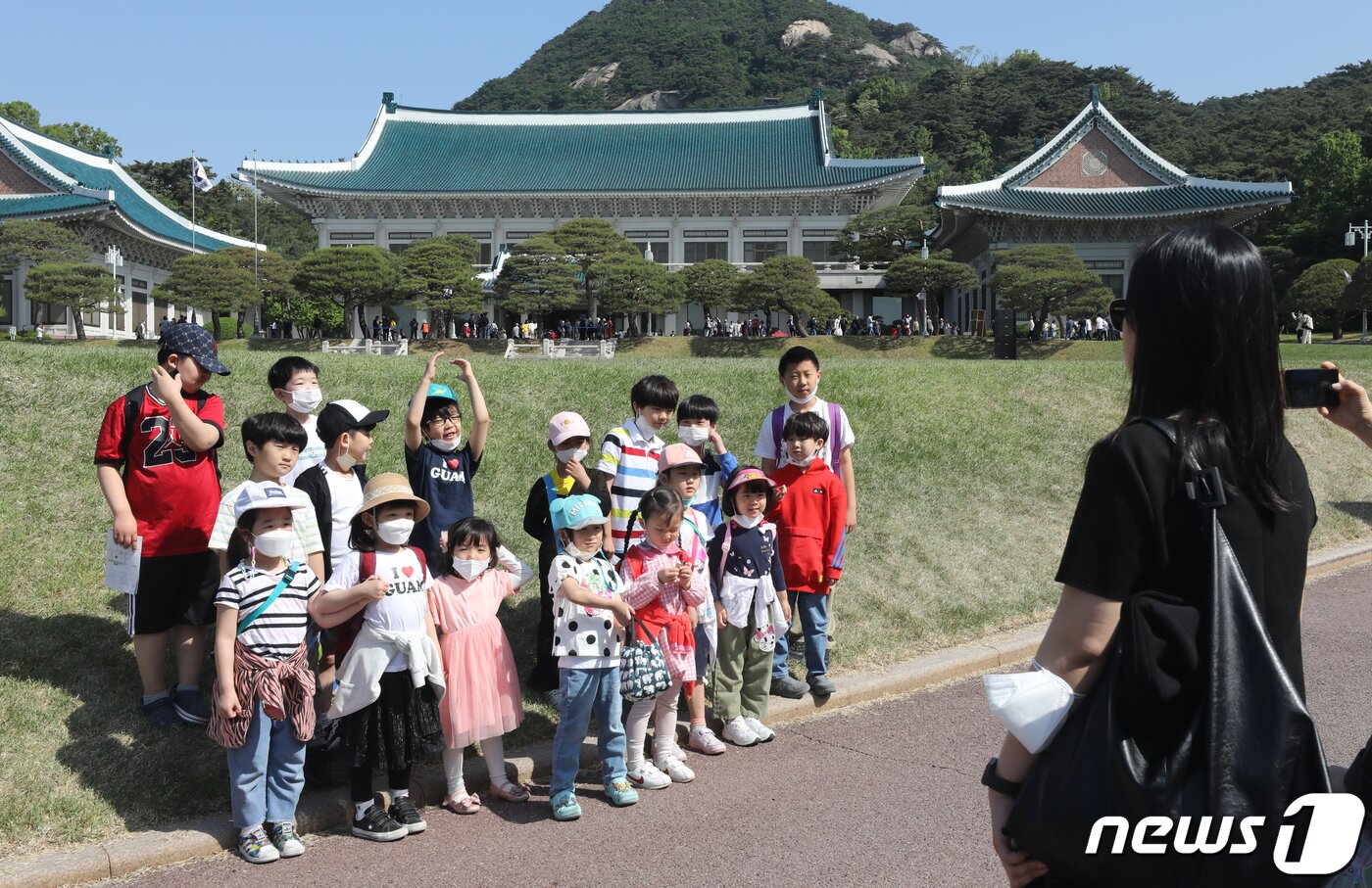 본문 이미지 - 11일 서울 종로구 청와대에서 열린 '청와대 국민개방 기념행사'에서 어린이들이 본관 앞에서 기념 촬영을 하고 있다. 2022.5.11/뉴스1 ⓒ News1 송원영 기자