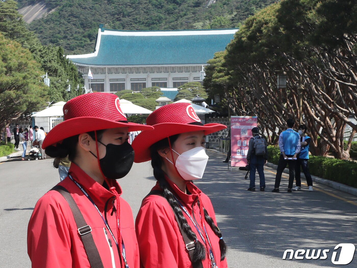 본문 이미지 - 11일 서울 종로구 청와대 정문 앞에서 외국인 통역 관광요원들이 이동하고 있다. 2022.5.11/뉴스1 ⓒ News1 송원영 기자