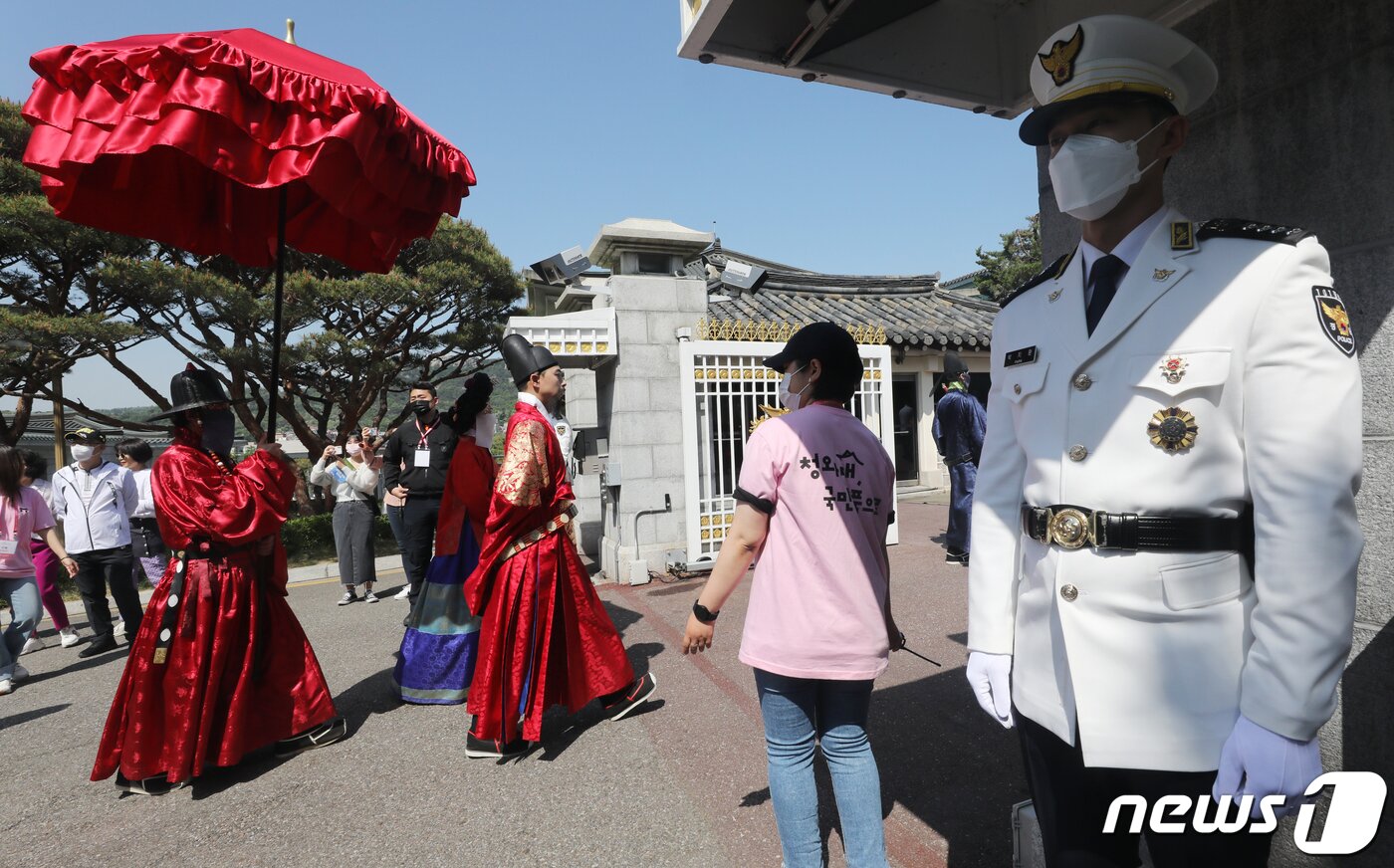 본문 이미지 - 11일 서울 종로구 청와대에서 열린 '청와대 국민개방 기념행사'에서 조선의 왕과 왕비와 함께 걷는 '왕가의 산책'이 진행되고 있다. 2022.5.11/뉴스1 ⓒ News1 송원영 기자