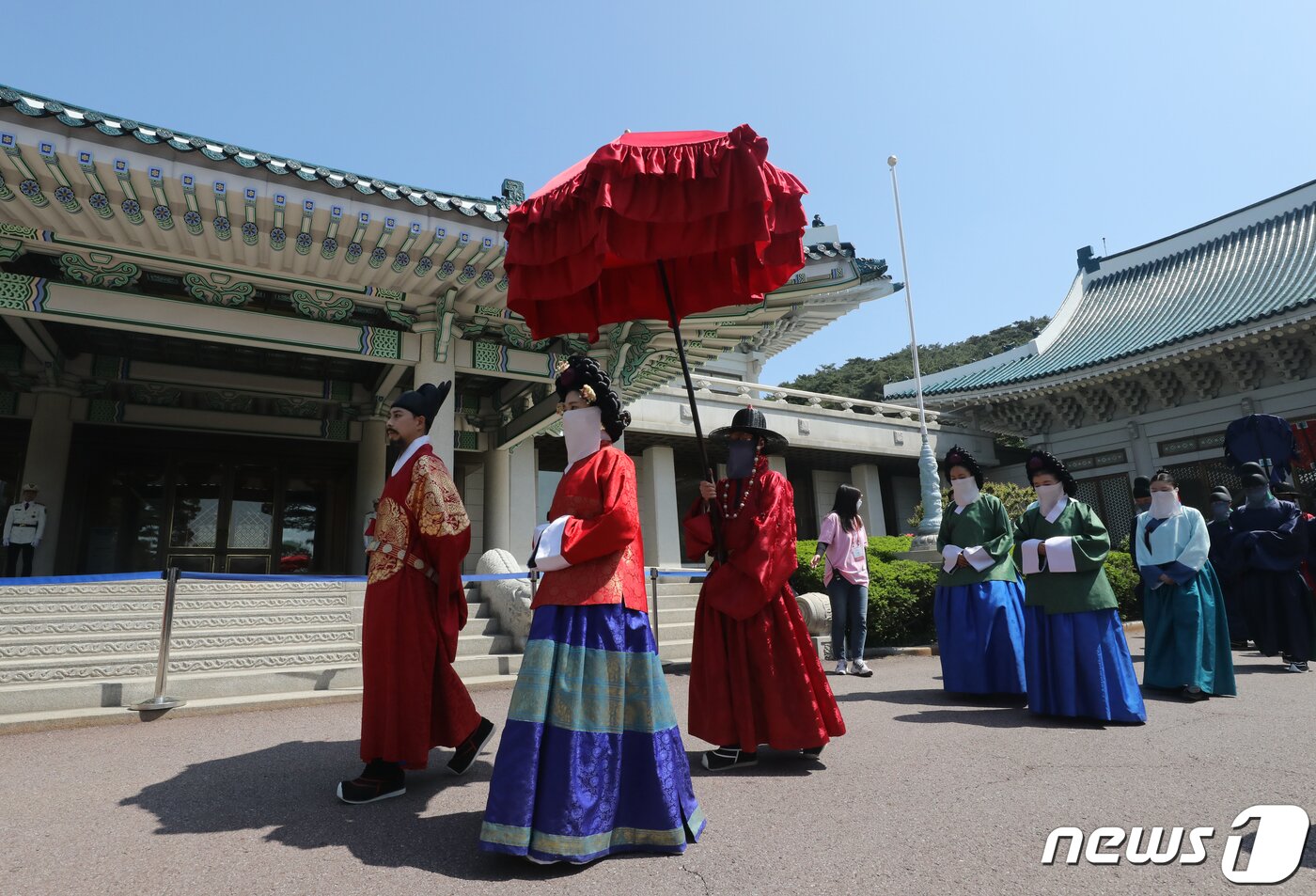 본문 이미지 - 11일 서울 종로구 청와대에서 열린 '청와대 국민개방 기념행사'에서 조선의 왕과 왕비와 함께 걷는 '왕가의 산책'이 진행되고 있다. 2022.5.11/뉴스1 ⓒ News1 송원영 기자