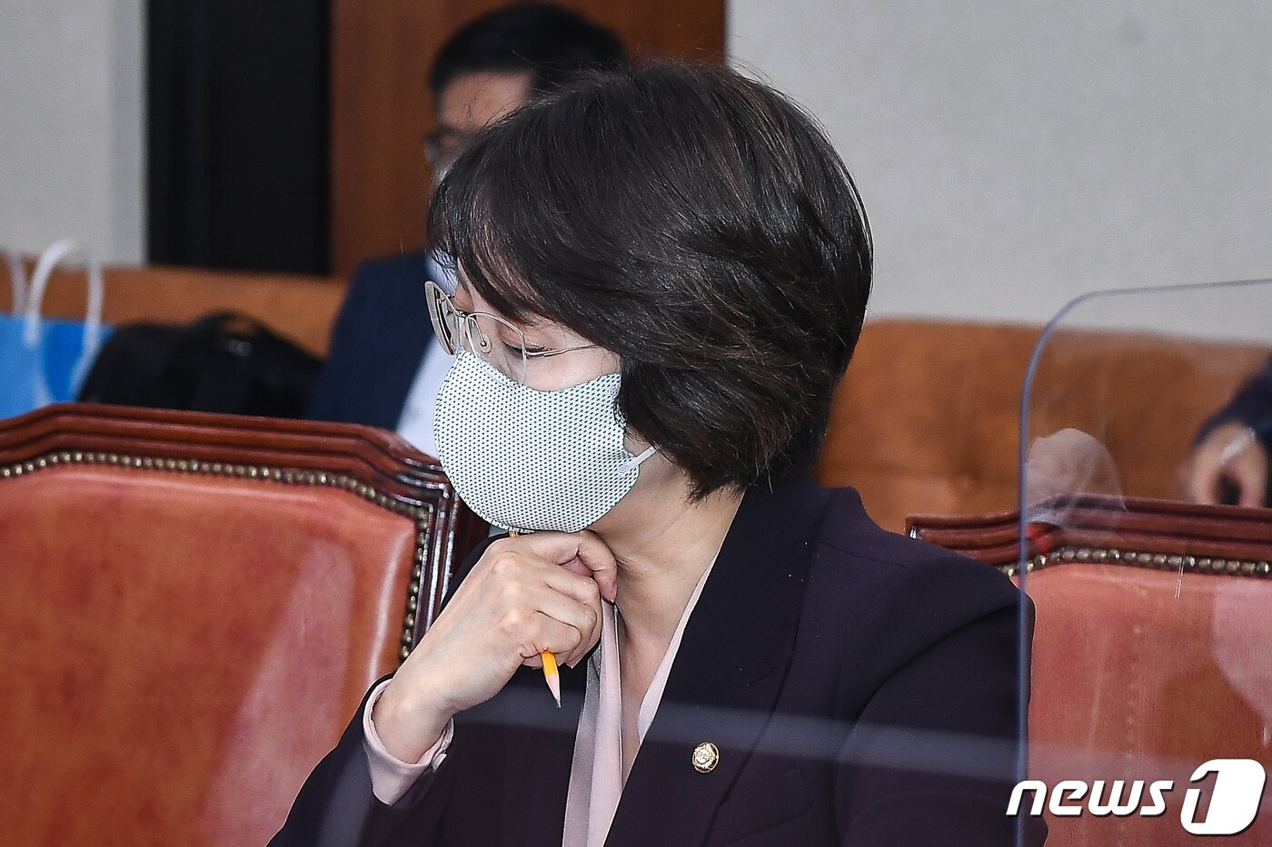 본문 이미지 - 이영 중소벤처기업부 장관 후보자가 11일 서울 여의도 국회에서 열린 인사청문회에서 생각에 잠겨 있다. (공동취재) 2022.5.11/뉴스1 ⓒ News1 유승관 기자