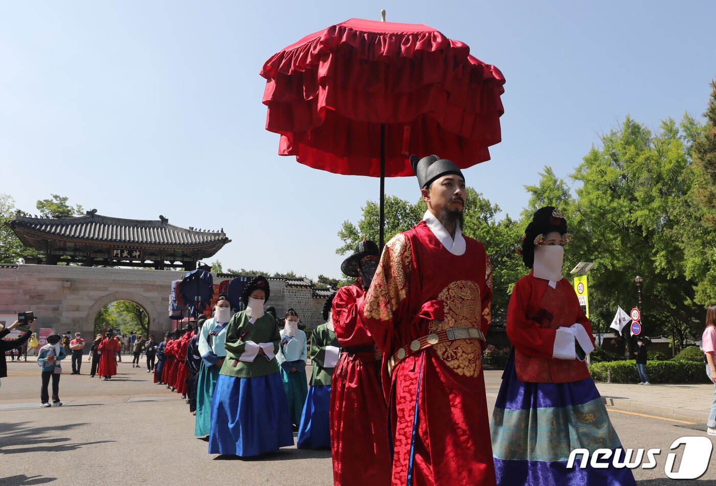 본문 이미지 - 11일 서울 종로구 청와대에서 열린 '청와대 국민개방 기념행사'에서 조선의 왕과 왕비와 함께 걷는 '왕가의 산책'이 진행되고 있다. 2022.5.11/뉴스1 ⓒ News1 송원영 기자