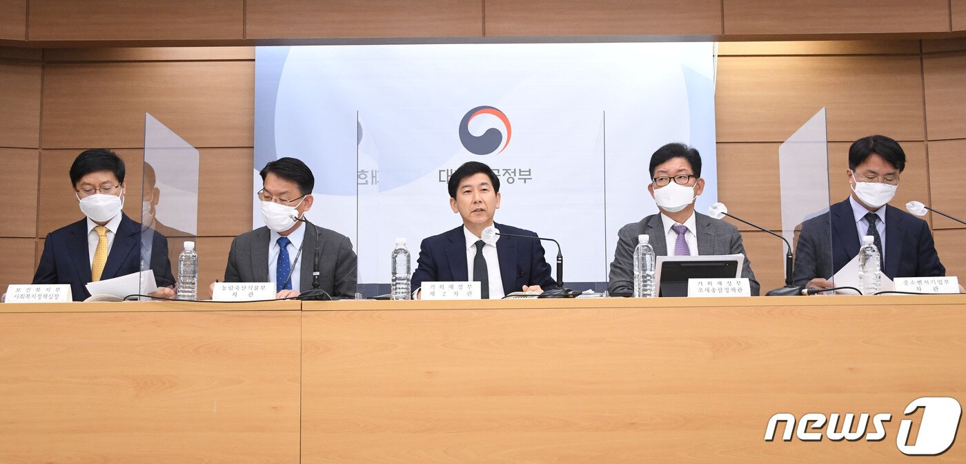 본문 이미지 - 최상대 기획재정부 2차관이 11일 정부세종청사에서 열린 2022년 2차 추가경정예산안 관계부처 합동 사전브리핑에서 추경안을 설명하고 있다. 왼쪽부터 보건복지부 박인석 사회복지정책실장·김인중 차관, 최 차관, 고광효 기재부 조세총괄정책관, 조주현 중소벤처기업부 차관(기재부 제공). ⓒ 뉴스1