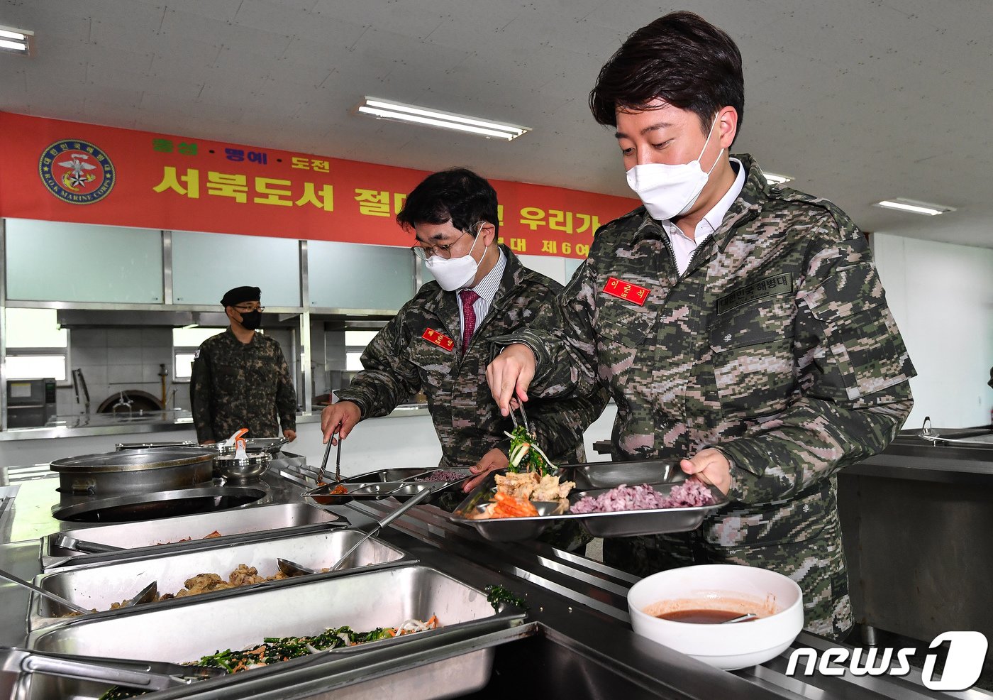 이준석 국민의힘 대표가 11일 오전 인천 백령도 해병대 제6여단에서 점심 식사를 위해 식판에 음식을 담고 있다. 2022.5.11/뉴스1 ⓒ News1 국회사진취재단