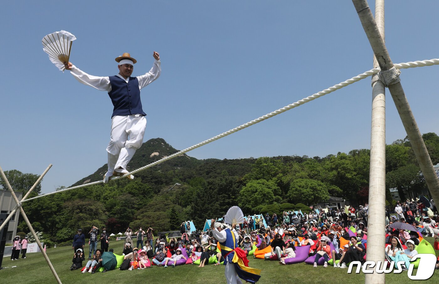 본문 이미지 - 11일 서울 종로구 청와대에서 열린 '청와대 국민개방 기념행사'에서 시민들이 '날아라, 줄광대!' 줄타기 공연을 관람하고 있다. 2022.5.11/뉴스1 ⓒ News1 송원영 기자