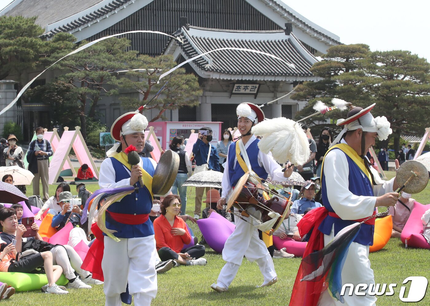 본문 이미지 - 11일 서울 종로구 청와대에서 열린 '청와대 국민개방 기념행사'에서 시민들이 '날아라, 줄광대!' 줄타기 공연에 앞서 풍물놀이를 관람하고 있다. 2022.5.11/뉴스1 ⓒ News1 송원영 기자