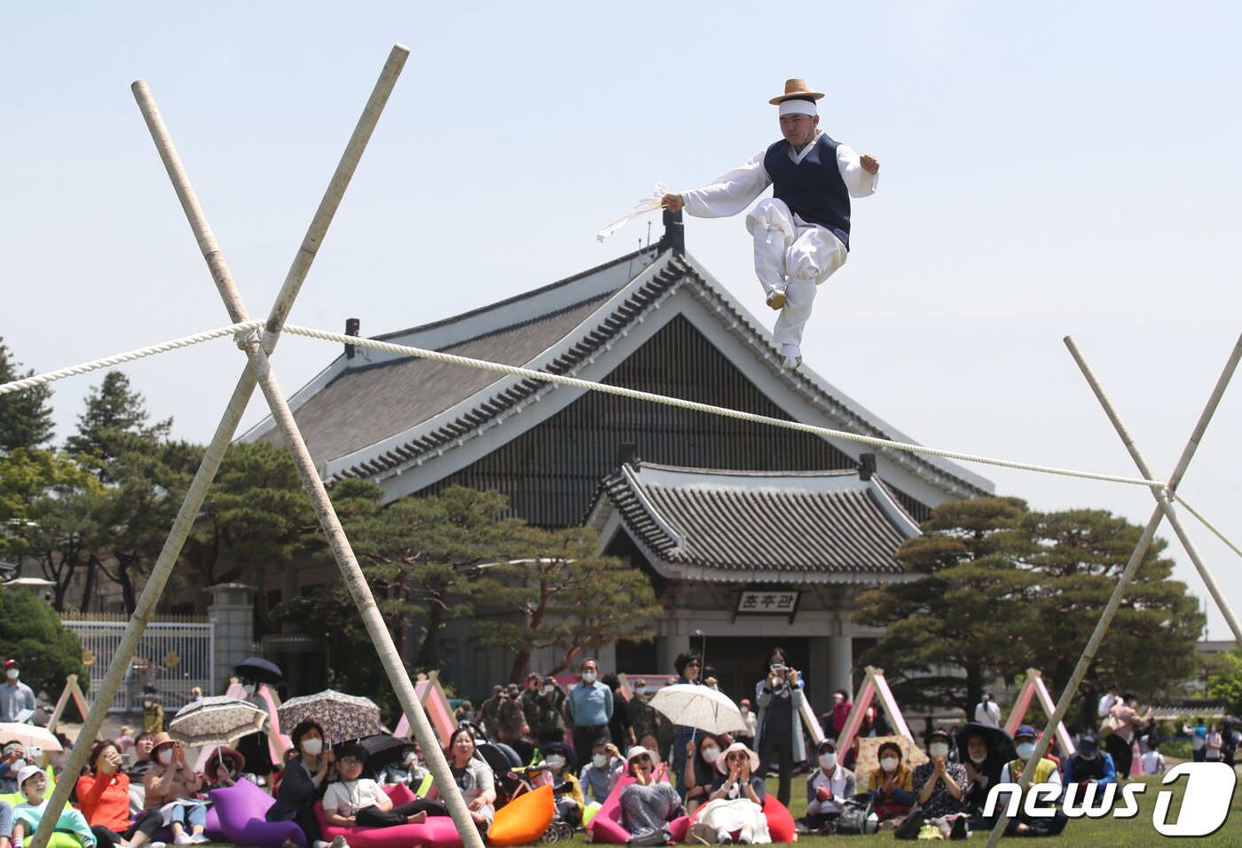 본문 이미지 - 11일 서울 종로구 청와대에서 열린 '청와대 국민개방 기념행사'에서 시민들이 '날아라, 줄광대!' 줄타기 공연을 관람하고 있다. 2022.5.11/뉴스1 ⓒ News1 송원영 기자