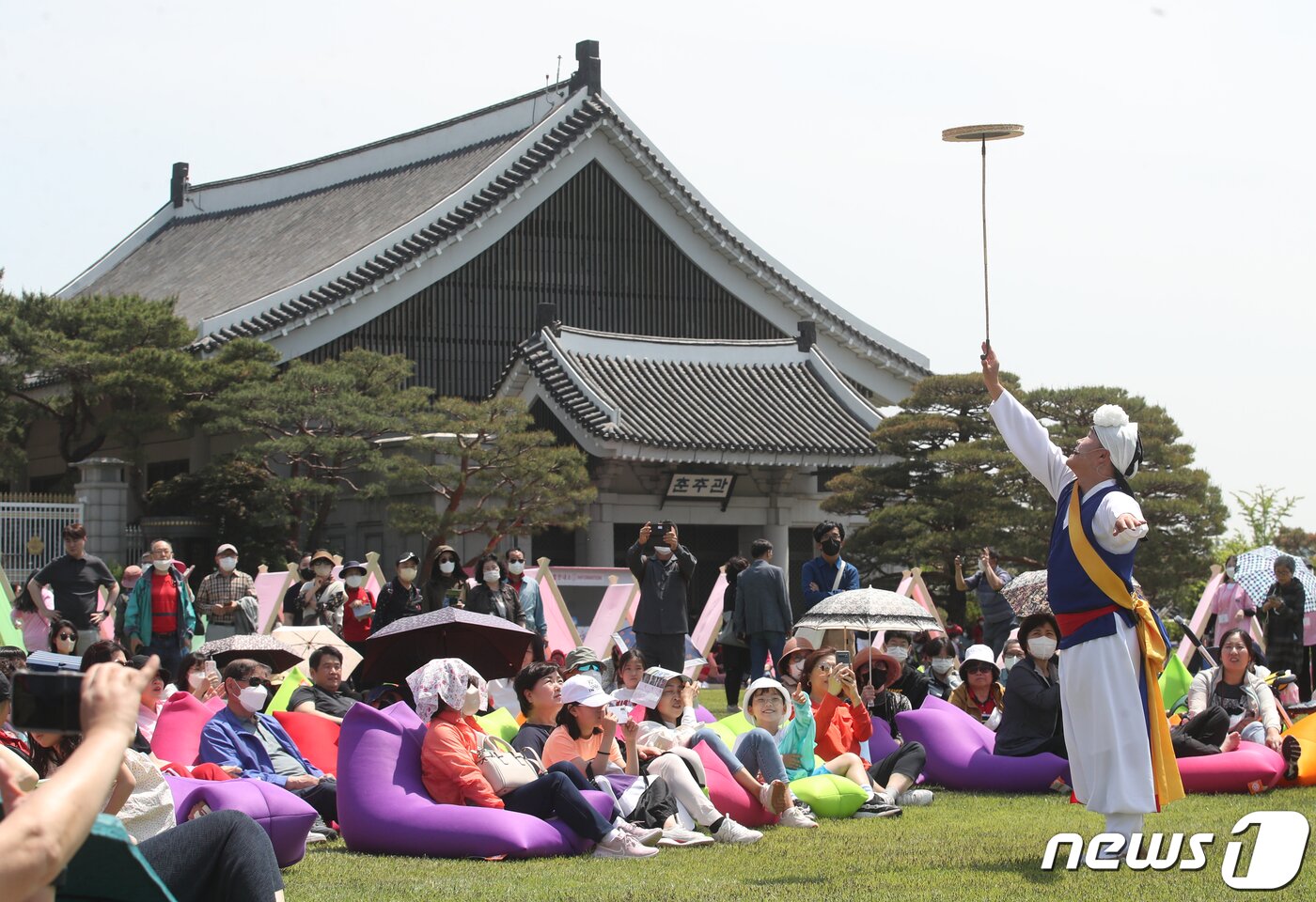 본문 이미지 - 11일 서울 종로구 청와대에서 열린 '청와대 국민개방 기념행사'에서 시민들이 버나돌리기를 관람하고 있다. 2022.5.11/뉴스1 ⓒ News1 송원영 기자