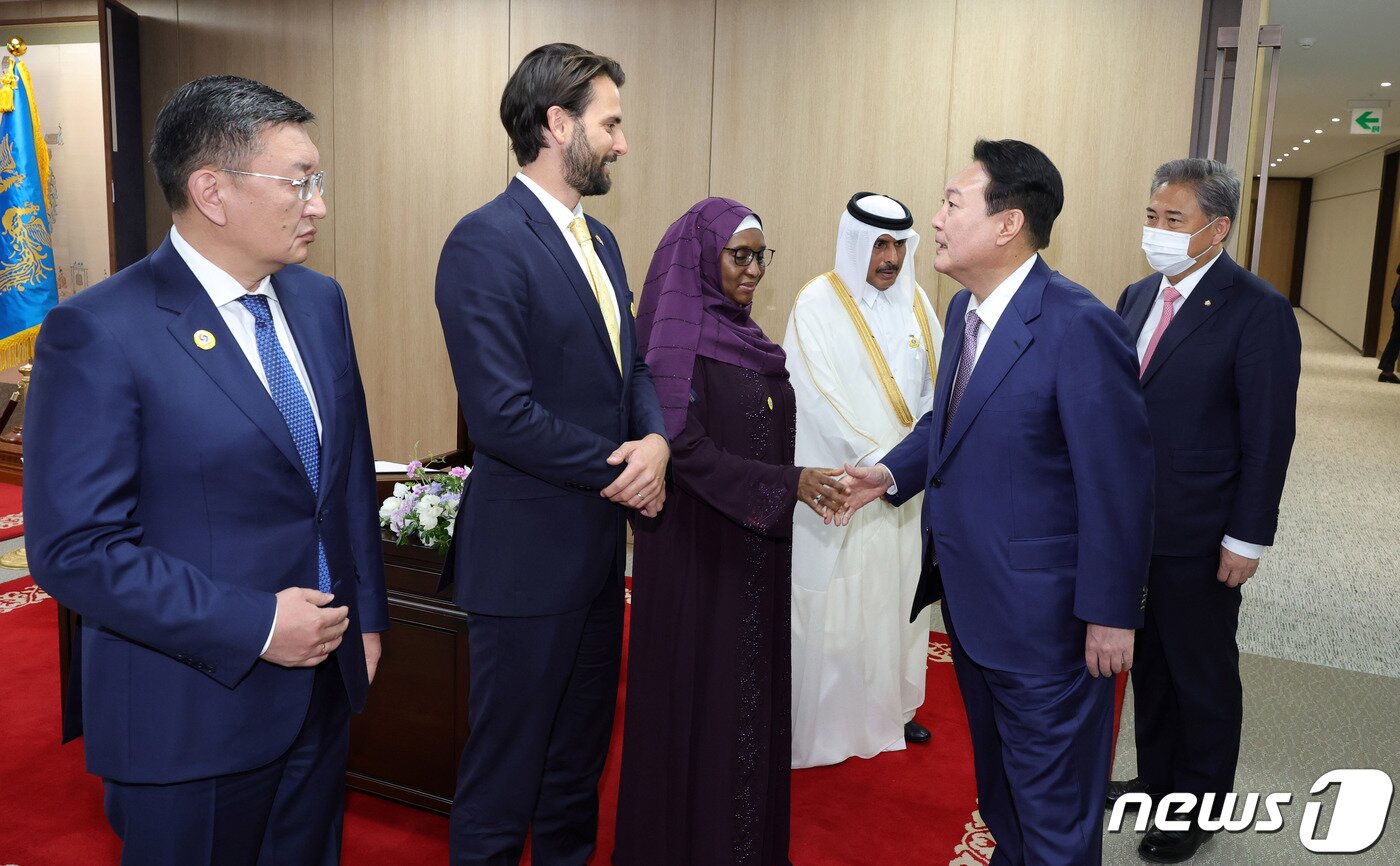 본문 이미지 - 윤석열 대통령이 11일 서울 용산 대통령실에서 양곡 서드바타르 몽골 대통령비서실장(왼쪽부터), 니엘스 올슨 에콰도르 관광부 장관, 자이납 삼수나 아메드 나이지리아 재무예산국가기획부 장관, 압둘라 빈 사우드 알 싸니 카타르 전 중앙은행총재와 만나 인사하고 있다. (대통령실사진기자단) 2022.5.11/뉴스1 ⓒ News1 안은나 기자