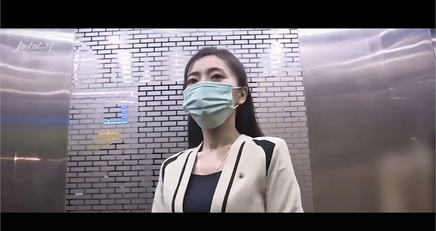 본문 이미지 - 북한 평양 송화거리 80층 초고층 아파트 엘리베이터 내부. ('메아리' 캡처) ⓒ 뉴스1