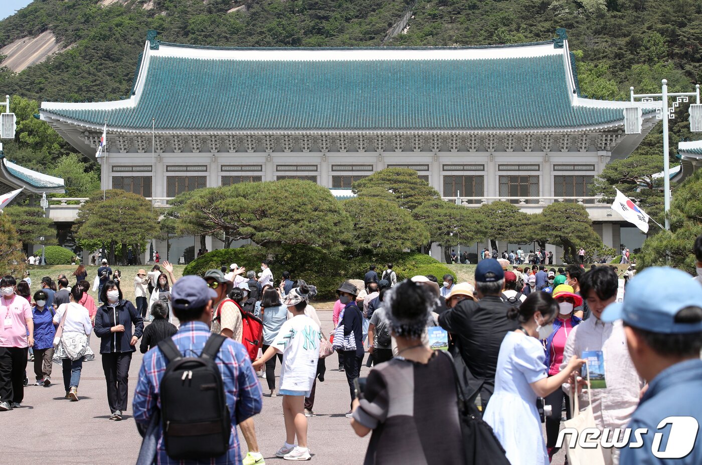 본문 이미지 - 청와대 개방 행사 이틀째인 11일 서울 종로구 청와대에서 관람객들이 오가고 있다. 2022.5.11/뉴스1 ⓒ News1 송원영 기자