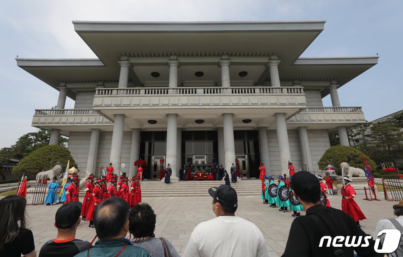 본문 이미지 - 청와대 개방 행사 이틀째인 11일 서울 종로구 청와대 영빈관 앞에서 국가의 경사를 맞아 펼쳤던 내금위 무사 등용 의식을 재현한 '최고의 무사를 뽑아라!' 공연이 펼쳐지고 있다. 2022.5.11/뉴스1 ⓒ News1 송원영 기자