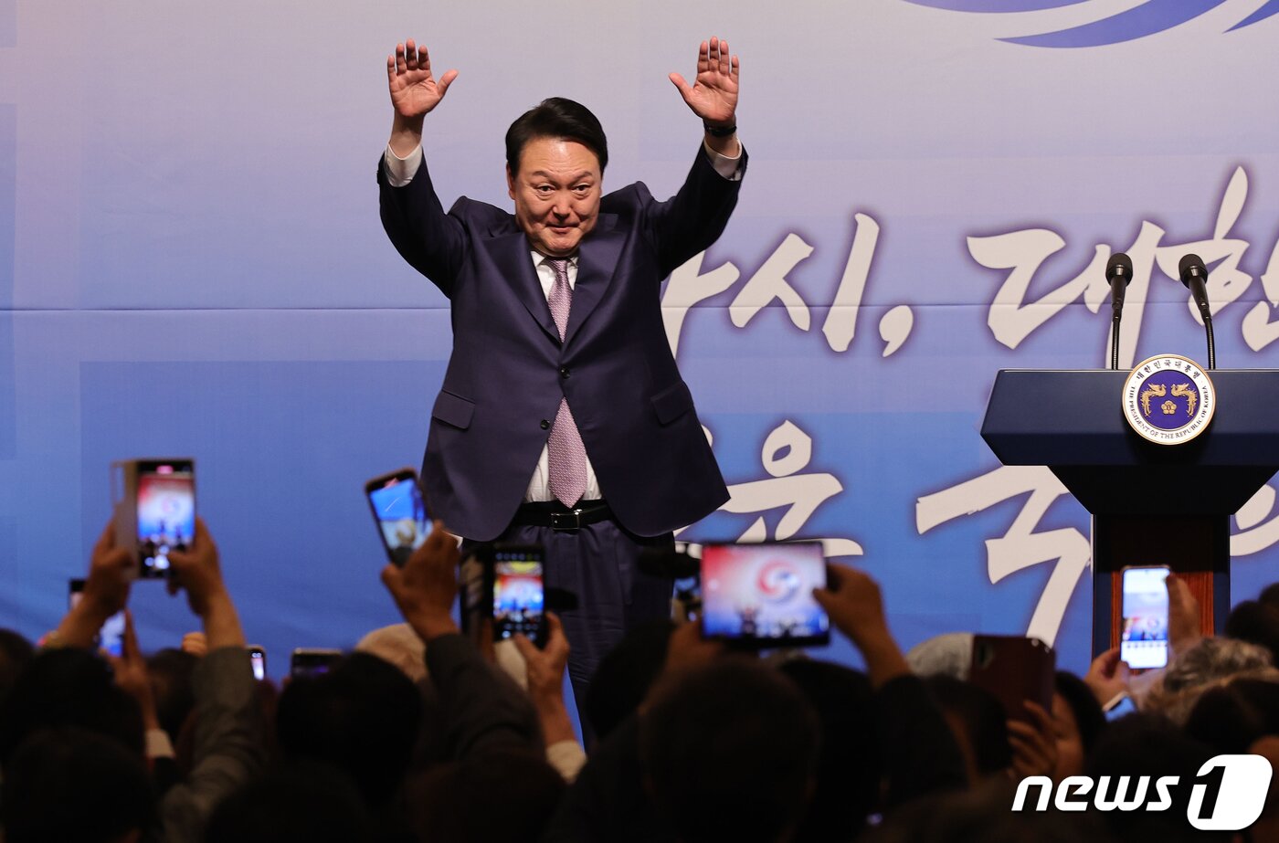 본문 이미지 - 윤석열 대통령이 11일 서울 중구 소공동 롯데호텔에서 열린 '대통령 취임 경축 재외동포 초청 리셉션'에서 참석자들에게 인사하고 있다. (대통령실사진기자단) 2022.5.11/뉴스1 ⓒ News1 오대일 기자