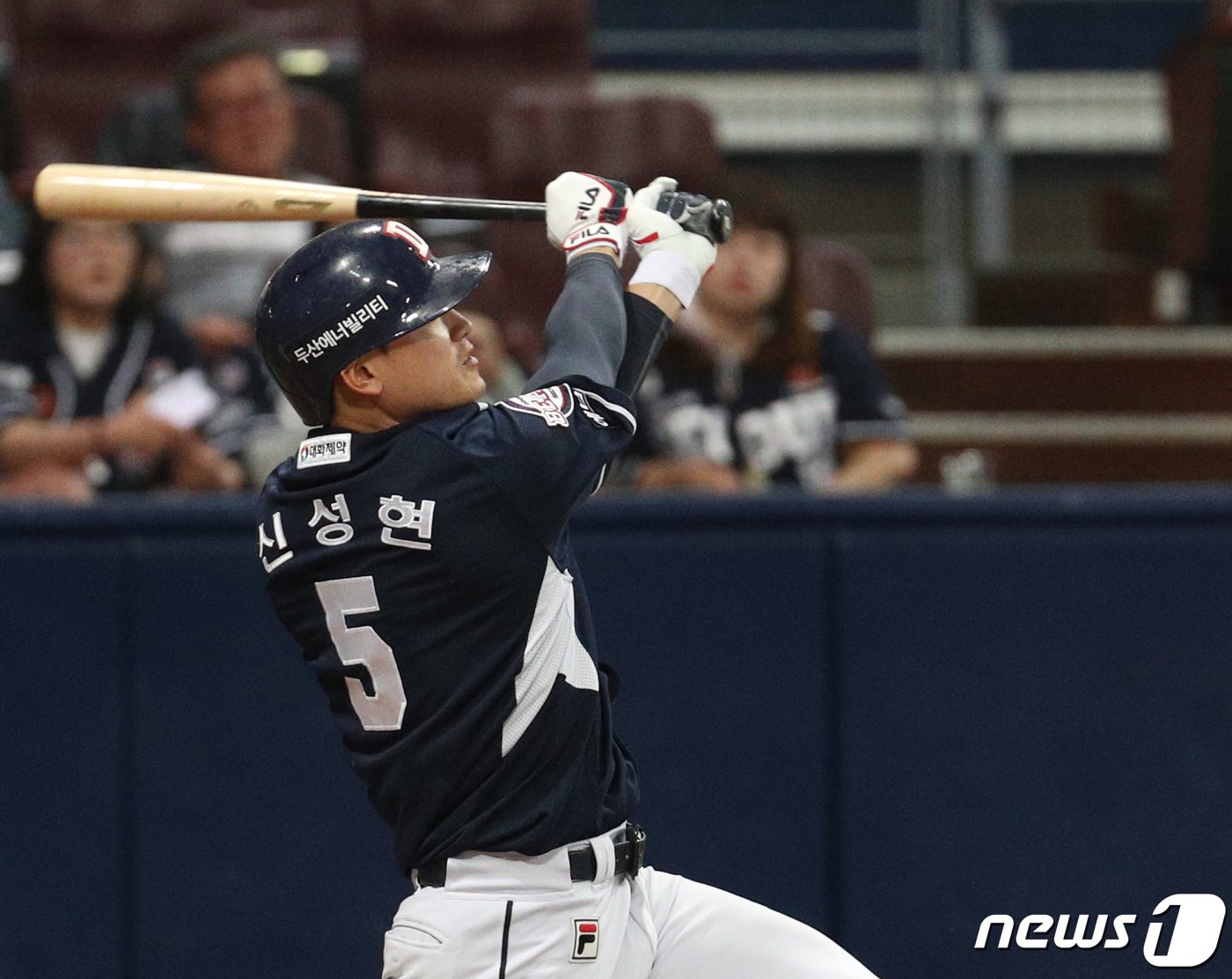 본문 이미지 - 11일 서울 구로구 고척스카이돔에서 열린 프로야구 '2022 신한은행 SOL KBO리그' 두산 베어스와 키움 히어로즈의 경기 두산 6회초 2사 2루 상황 신성현이 홈런을 치고 있다. 2022.5.11/뉴스1 ⓒ News1 신웅수 기자