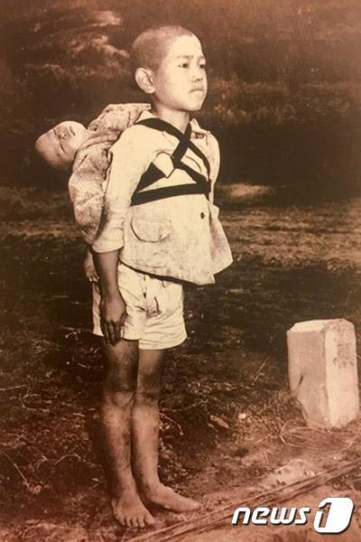 본문 이미지 - 1945년 미 해병대원 조셉 로저 오도넬이 촬영한 사진. 한 소년이 원자폭탄으로 사망한 남동생을 업고 화장터에 줄을 선 모습이다.( Vatican Press Office) ⓒ 뉴스1