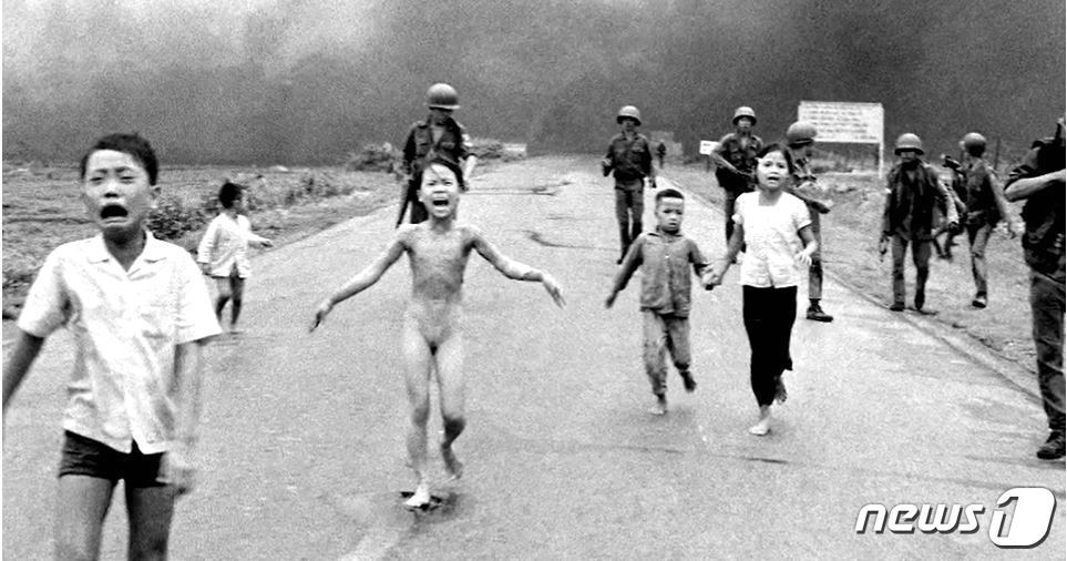 본문 이미지 - 닉 우트가 1972년 1월8일 찍은 '네이탄팜 소녀' 사진.(CNN 방송화면 캡처) ⓒ 뉴스1