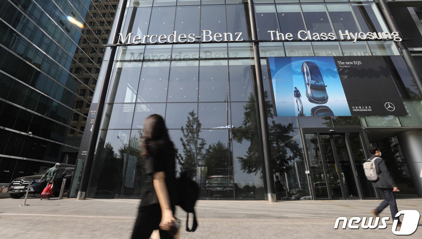 본문 이미지 - 서울 시내 메르세데스-벤츠 전시장.&#40;자료사진&#41;. 2022.5.12/뉴스1 ⓒ News1 박세연 기자