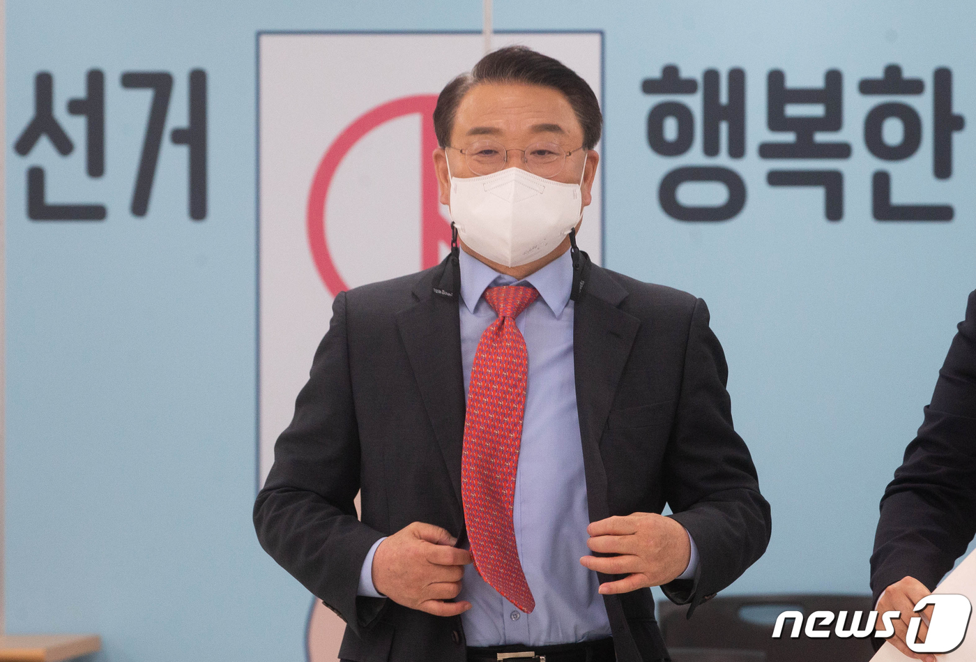 (서울=뉴스1) 송원영 기자 = 조전혁 서울시교육감 예비후보가 12일 오전 서울 종로구 서울시선거관리위원회에서 다음 달 1일 치러지는 제8회 전국동시지방선거 서울시교육감 후보자 등 …