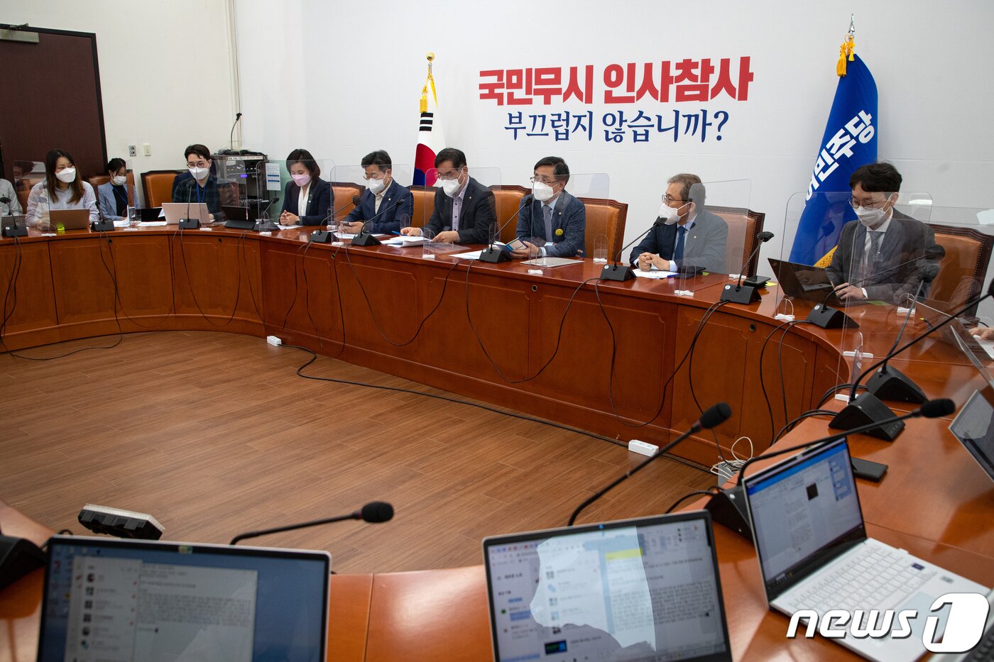 본문 이미지 - 김성환 더불어민주당 정책위의장과 맹성규 예결위 간사 등이 참석한 가운데 12일 오전 국회에서 열린 추경안 관련 기자간담회가 열리고 있다. (공동취재) 2022.5.12/뉴스1 ⓒ News1 허경 기자
