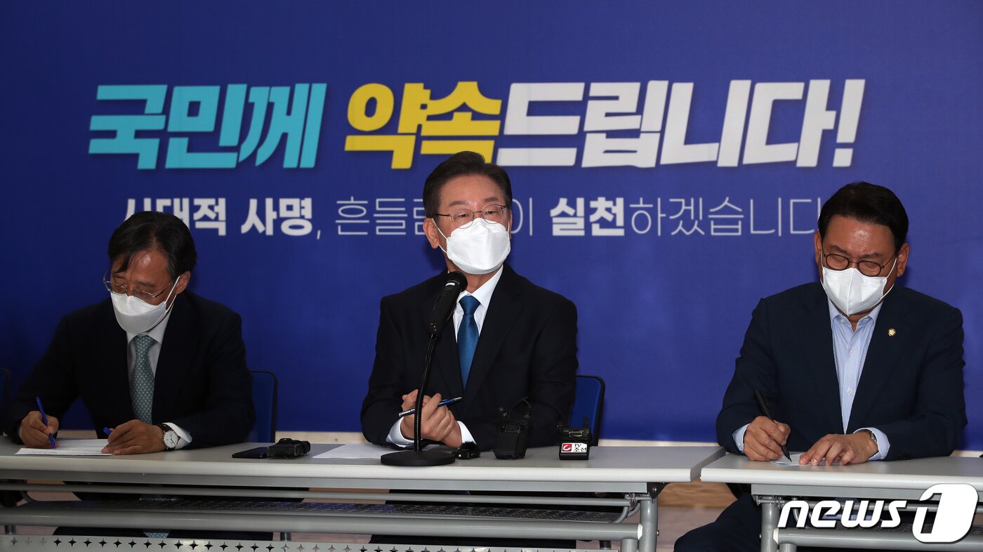 본문 이미지 - 이재명 더불어민주당 인천계양을 국회의원 후보가 12일 인천시 남동구 더불어민주당 인천시당에서 기자간담회를 하고 있다. 2022.5.12/뉴스1 ⓒ News1 정진욱 기자