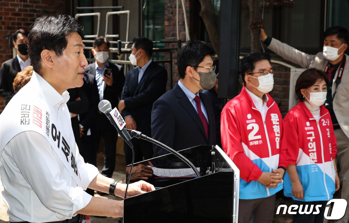 (서울=뉴스1) 국회사진취재단 = 오세훈 국민의힘 서울시장 후보가 12일 서울 구로구 개봉3구역에서 제8회 전국동시지방선거 서울시장 출마를 선언하고 있다. 2022.5.12/뉴스1 …