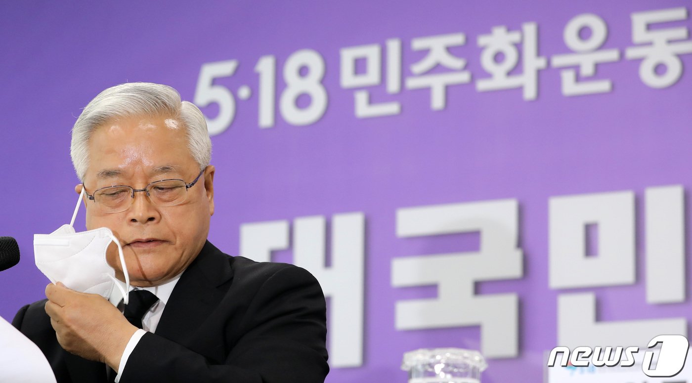 본문 이미지 - 송선태 위원장이 지난 2022년 5월 12일 서울 중구 5·18민주화운동 진상규명조사위원회에서 열린 대국민 보고회에서 마스크를 벗고 있다. 2022.5.12/뉴스1 ⓒ News1 이동해 기자