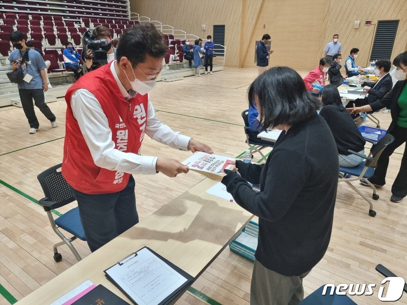 본문 이미지 - 원강수 국민의힘 강원 원주시장 후보가 12일 원주시선거관리위원회에서 6·1지방선거 후보자 등록을 하고 있다. (원강수 국민의힘 원주시장 후보 선거사무소 제공) 2022.5.12/뉴스1 신관호 기자.