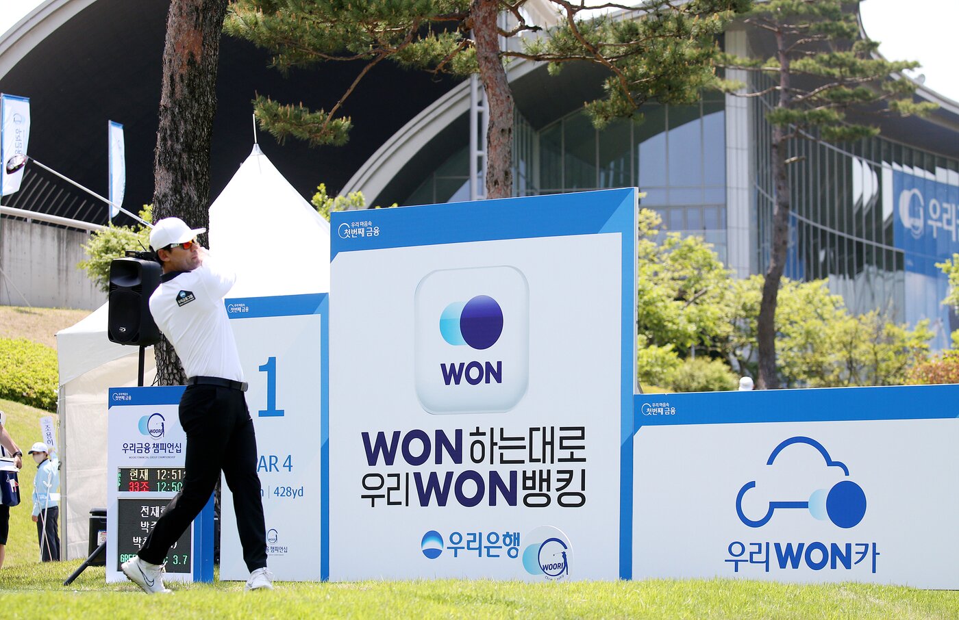 본문 이미지 - '코리안 특급' 박찬호가 12일 KPGA 우리금융 챔피언십 1라운드에서 티샷을 하고 있다.(KPGA 제공) ⓒ 뉴스1