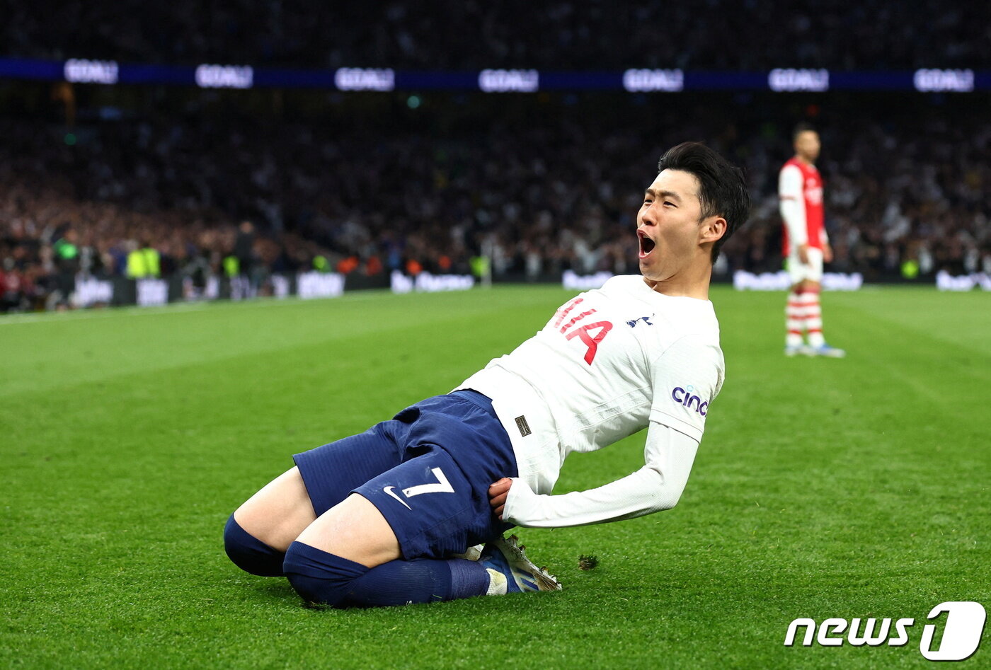 본문 이미지 - 토트넘 홋스퍼의 손흥민이 13일(한국시간) 영국 런던 토트넘 홋스퍼 스타디움에서 열린 아스널과의 2021-22 잉글랜드 프리미어리그(EPL) 22라운드 순연 경기에서 팀의 세번째 골이자 자신의 리그 21호골을 넣은 뒤 환호하고 있다.ⓒ 로이터=뉴스1