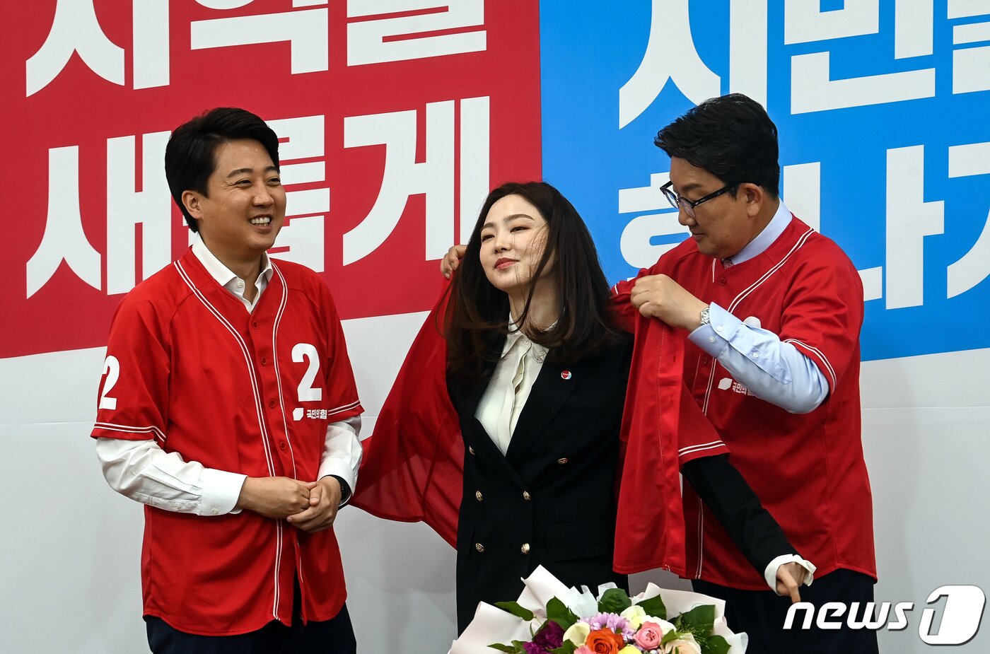 본문 이미지 - 당구선수 차유람 선수(가운데)가 13일 서울 여의도 국회에서 열린 국민의힘 중앙선거대책위원회 회의에 앞서 이준석 대표(왼쪽)와 권성동 원내대표의 입당 환영을 받으며 유니폼을 입고 있다. (공동취재) 2022.5.13/뉴스1 ⓒ News1 유승관 기자