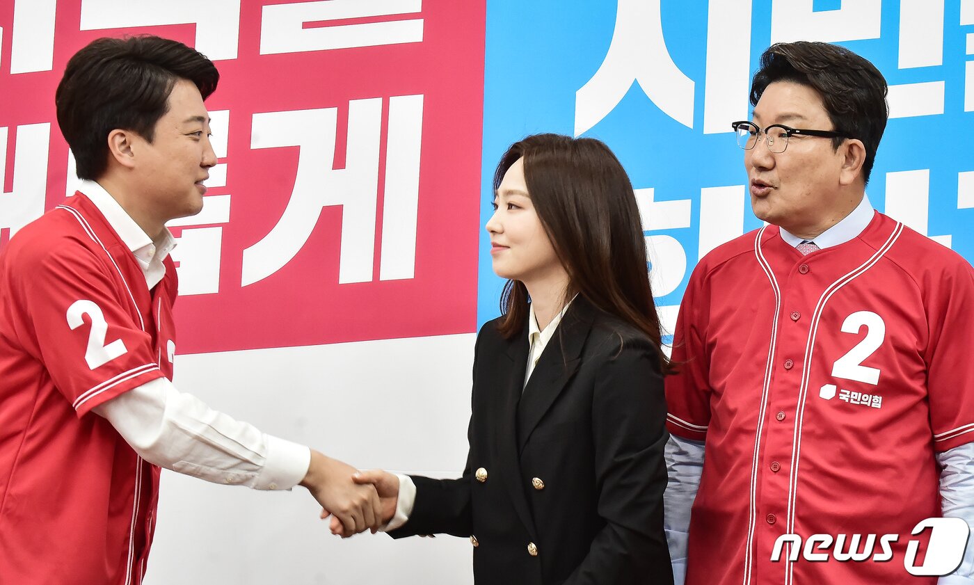 본문 이미지 - 당구선수 차유람 선수(가운데)가 13일 서울 여의도 국회에서 열린 국민의힘 중앙선거대책위원회 회의에 앞서 이준석 대표(왼쪽)와 권성동 원내대표와 악수하고 있다. (공동취재) 2022.5.13/뉴스1 ⓒ News1 유승관 기자